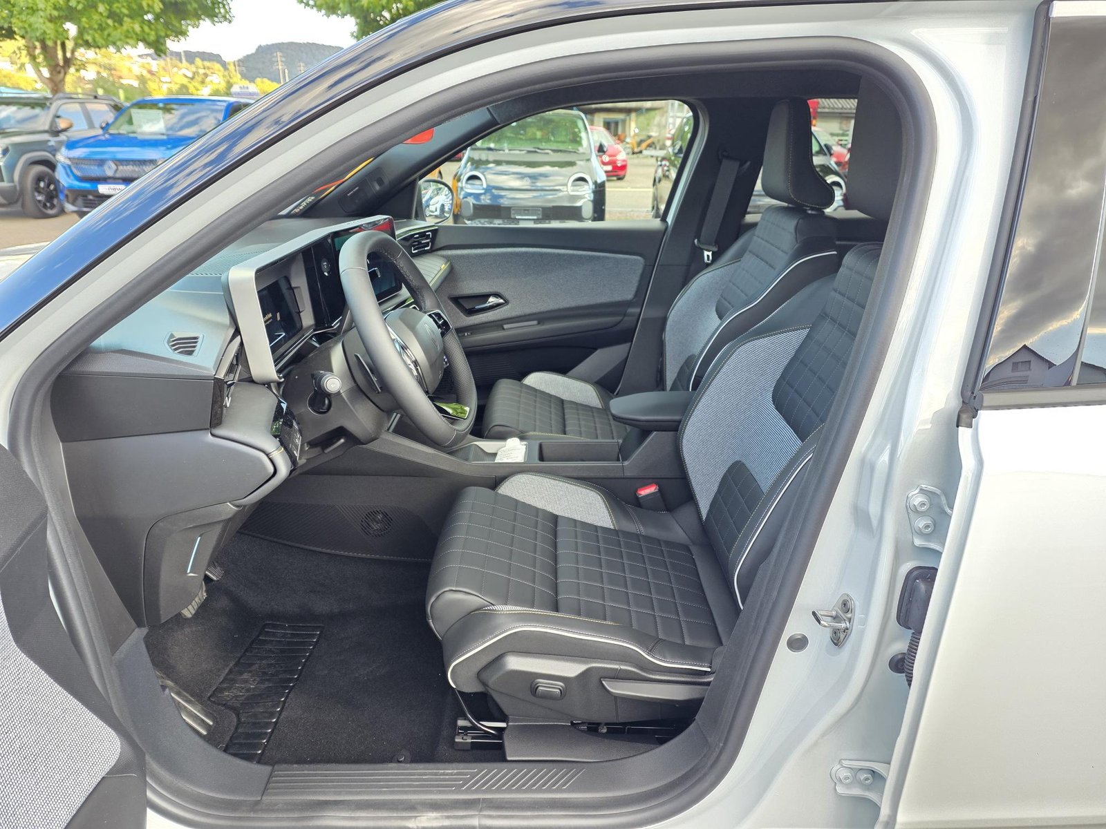 RENAULT R4 E-Tech Comfort Range iconic, Electric, Ex-demonstrator, Automatic - 5