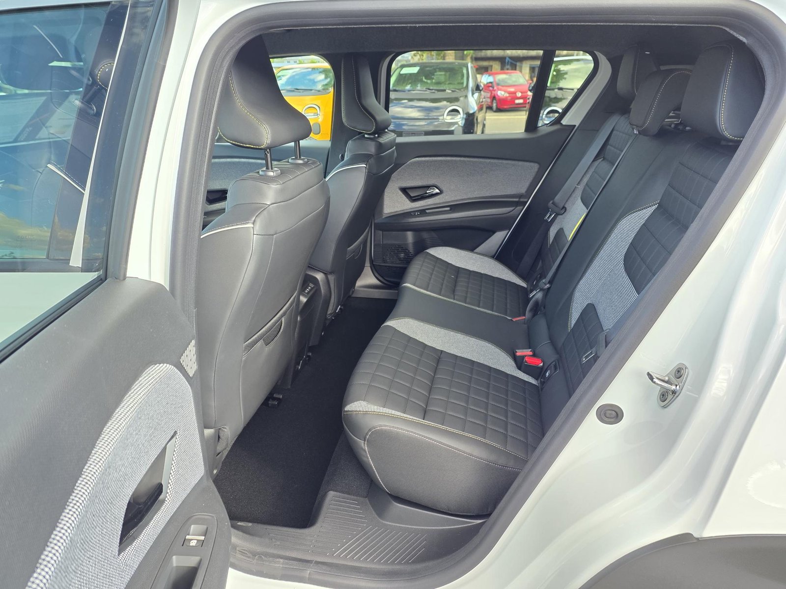 RENAULT R4 E-Tech Comfort Range iconic, Electric, Ex-demonstrator, Automatic - 6