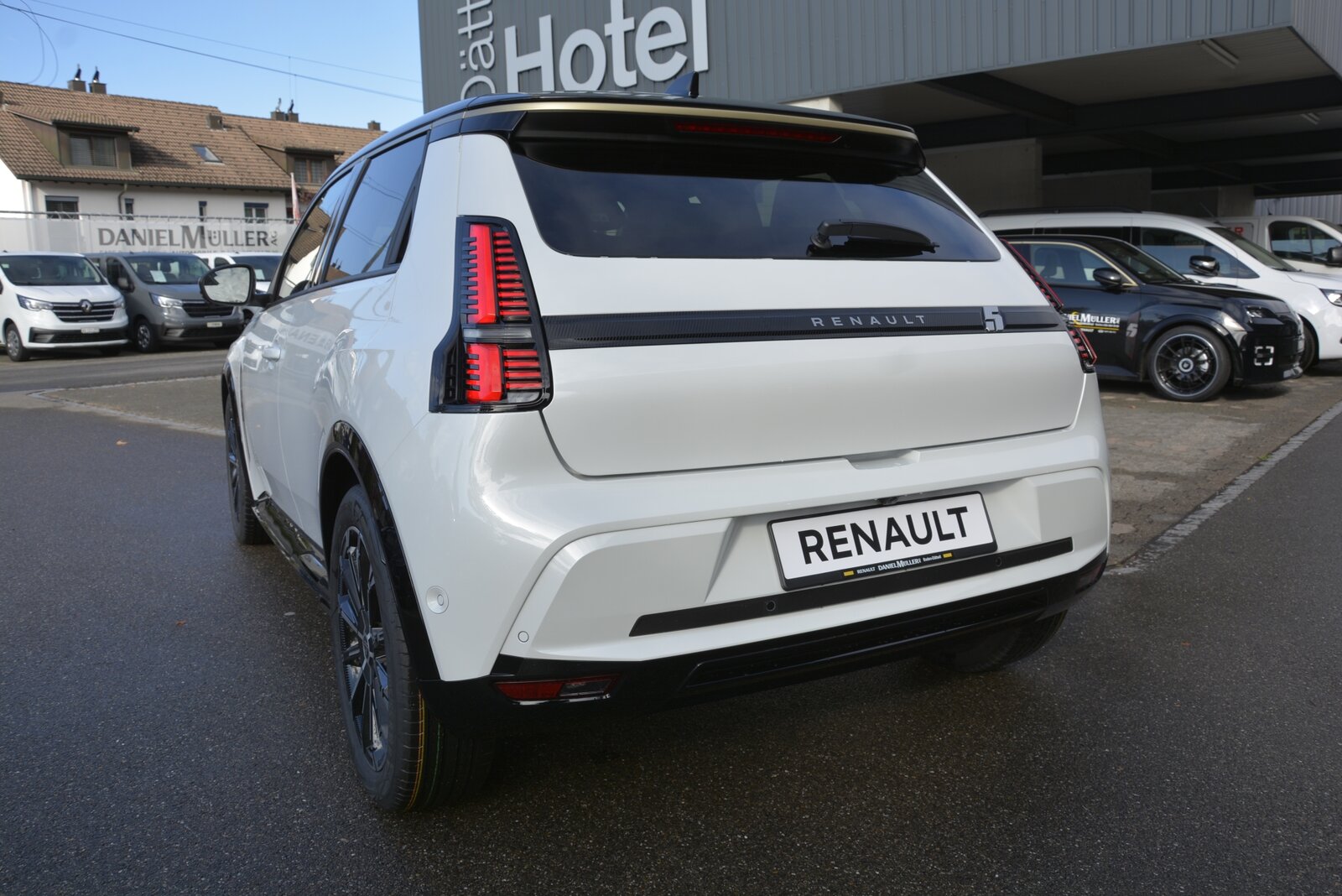 RENAULT R5 E-TECH ELECTRIC iconic five 150PS Comfort Range, Electric, New car, Automatic - 5