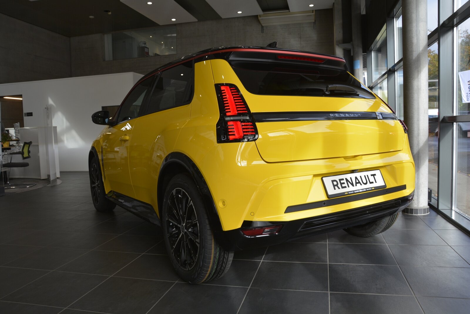 RENAULT R5 E-TECH ELECTRIC iconic five 150PS Comfort Range, Electric, New car, Automatic - 4