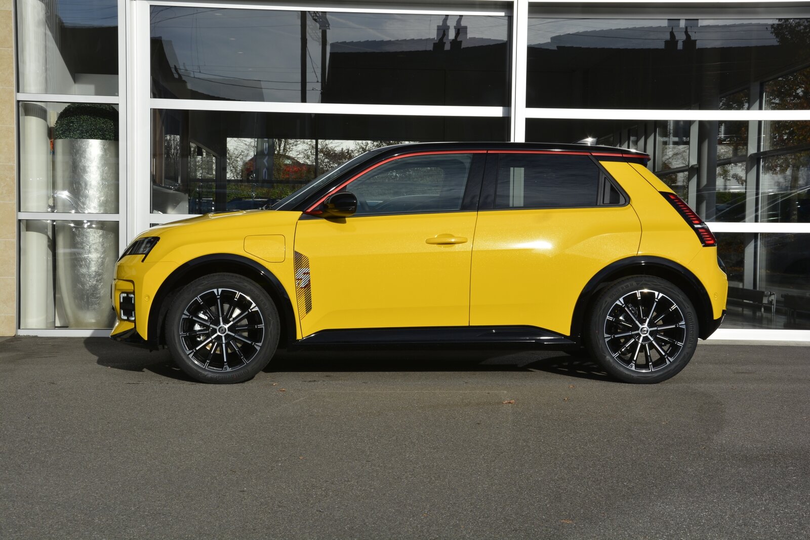 RENAULT R5 E-TECH iconic five 150PS Comfort Range, Electric, New car, Automatic - 3