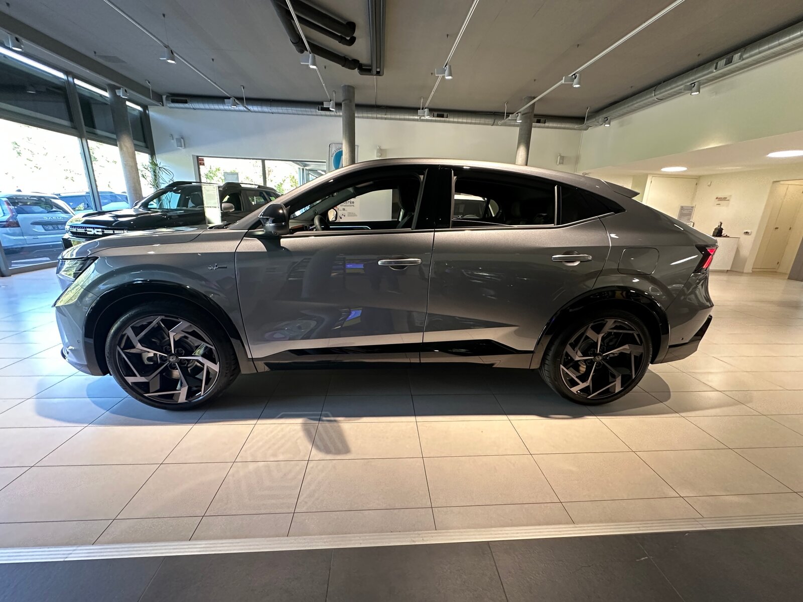 RENAULT RAFALE HYBRID E-TECH Atelier Alpine hyper hybrid E-Tech 4x4 , Plug-in-Hybrid Petrol/Electric, New car, Automatic - 2