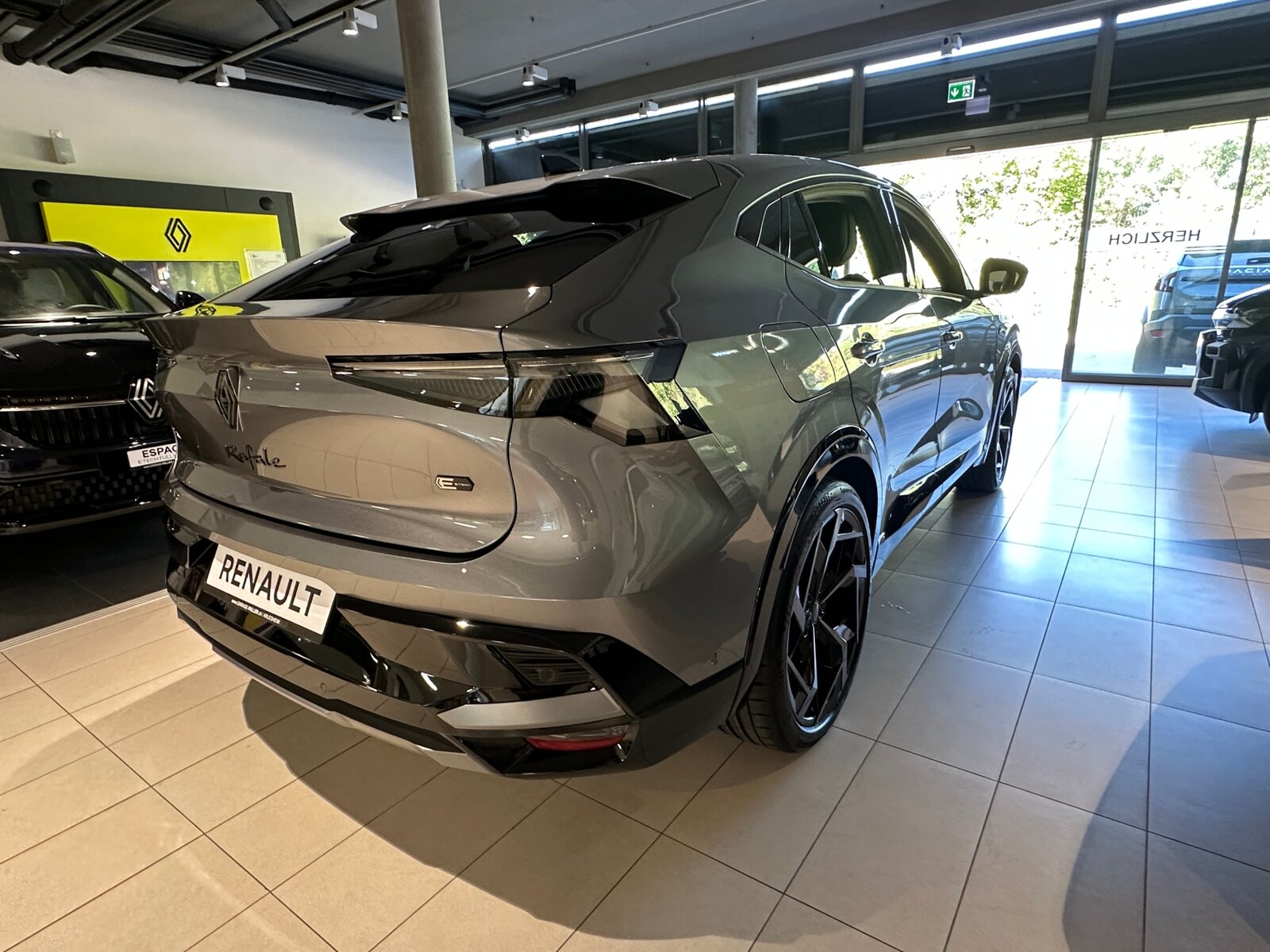 RENAULT RAFALE HYBRID E-TECH Atelier Alpine hyper hybrid E-Tech 4x4 , Plug-in-Hybrid Petrol/Electric, New car, Automatic - 5