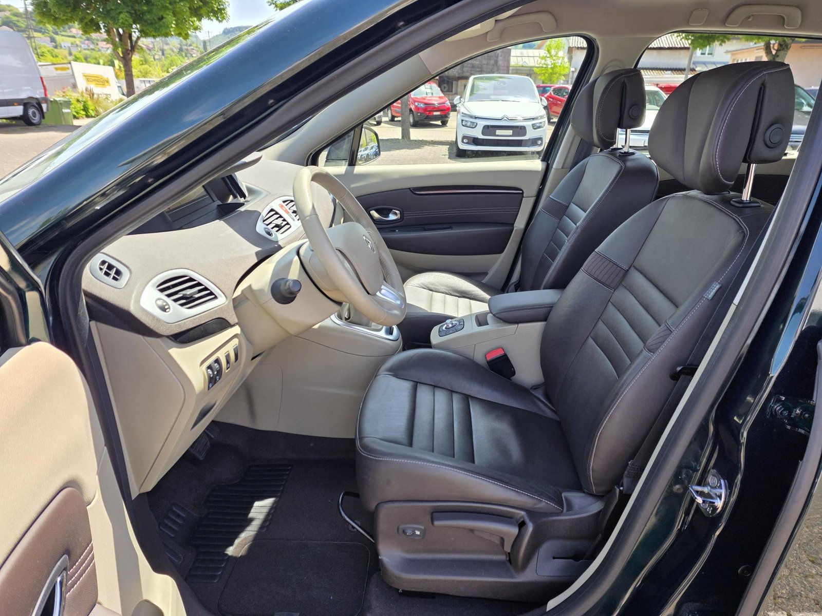 RENAULT Scénic 2.0 16V Privilège CVT, Essence, Occasion / Utilisé, Automatique - 6