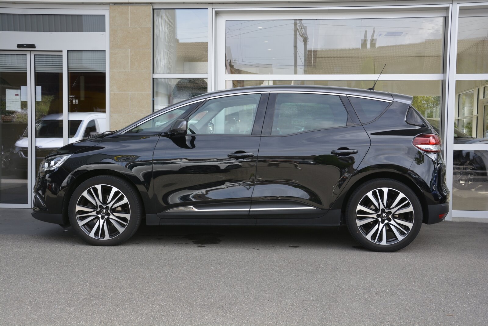 RENAULT Scenic 1.3 TCe 160 Initiale EDC, Petrol, Second hand / Used, Automatic - 3