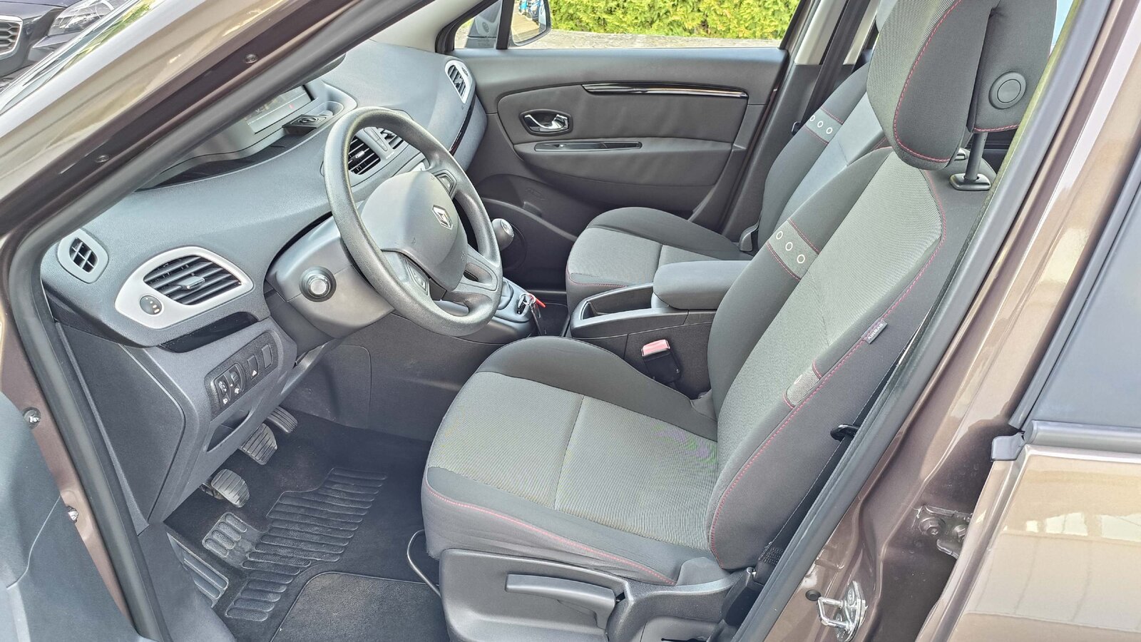 RENAULT Scénic 1.6 110 Expression, Essence, Occasion / Utilisé, Manuelle - 7