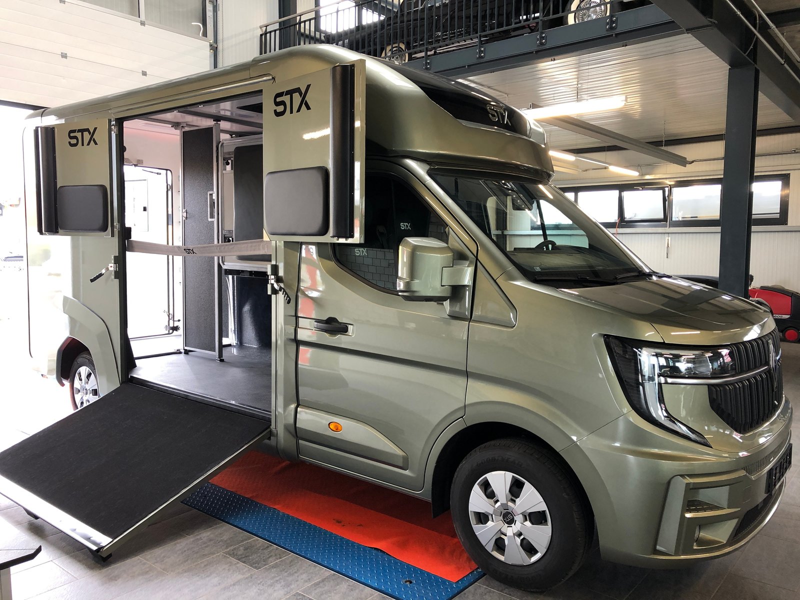 RENAULT STX NEW MODEL 2025 HARAS Pferdetransporter