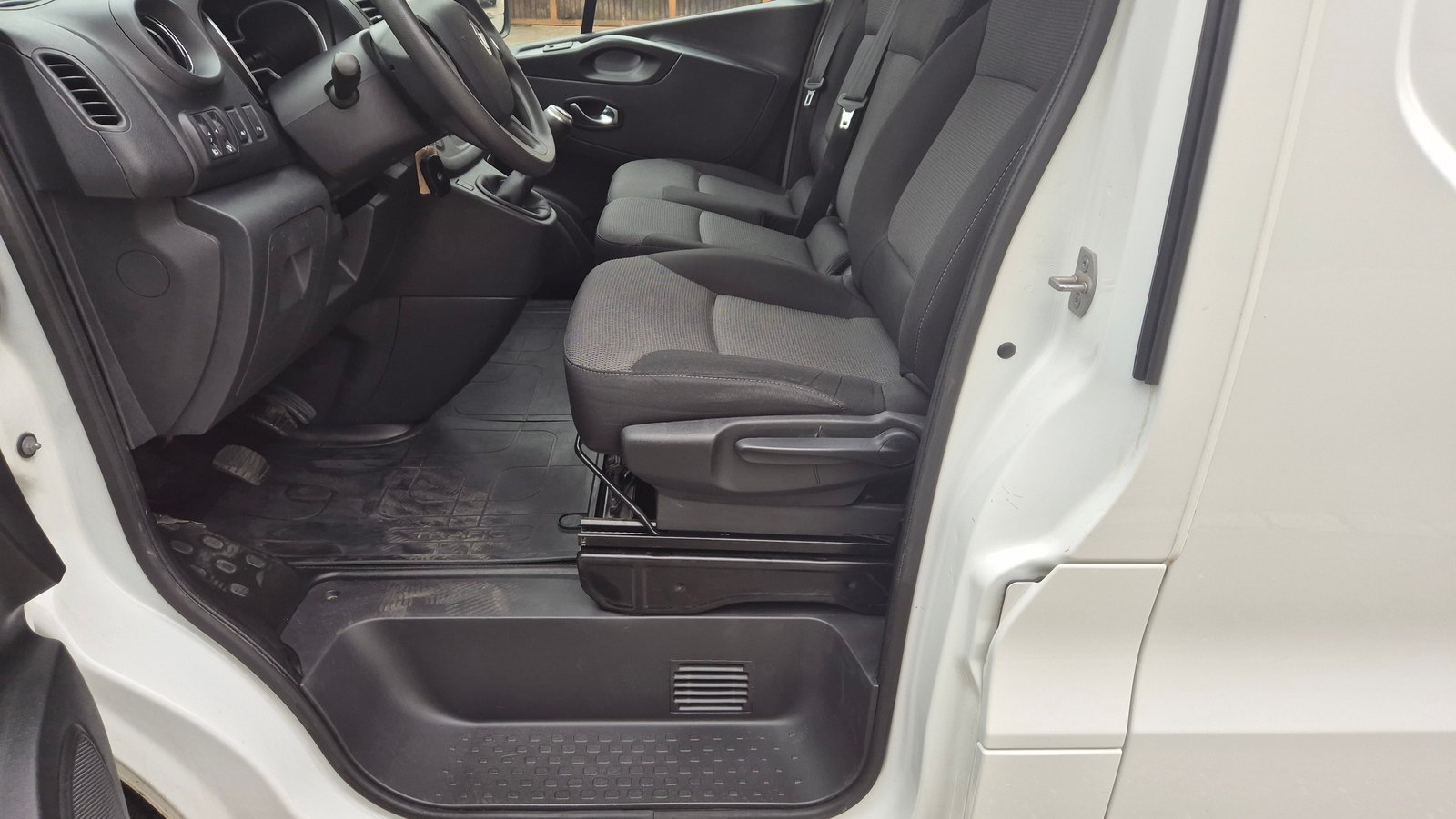 RENAULT Trafic 2.0 Energy dCi 120 3.0t Business L1H1, Diesel, Occasion / Gebraucht, Handschaltung - 7