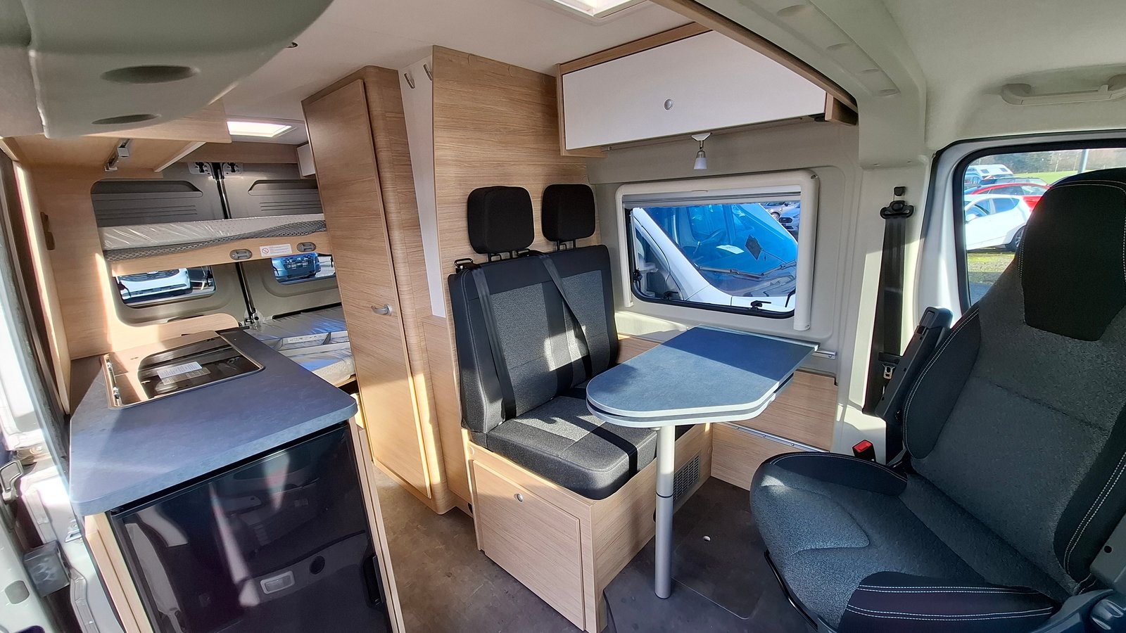 ROADCAR R601 Automatique 4 places (chauffage diesel, lits su, Diesel, Neuwagen, Automatik - 5