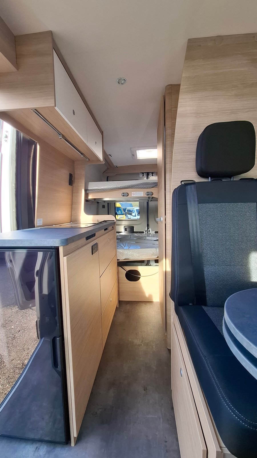 ROADCAR R601 Automatique 4 places (chauffage diesel, lits su, Diesel, Neuwagen, Automatik - 6