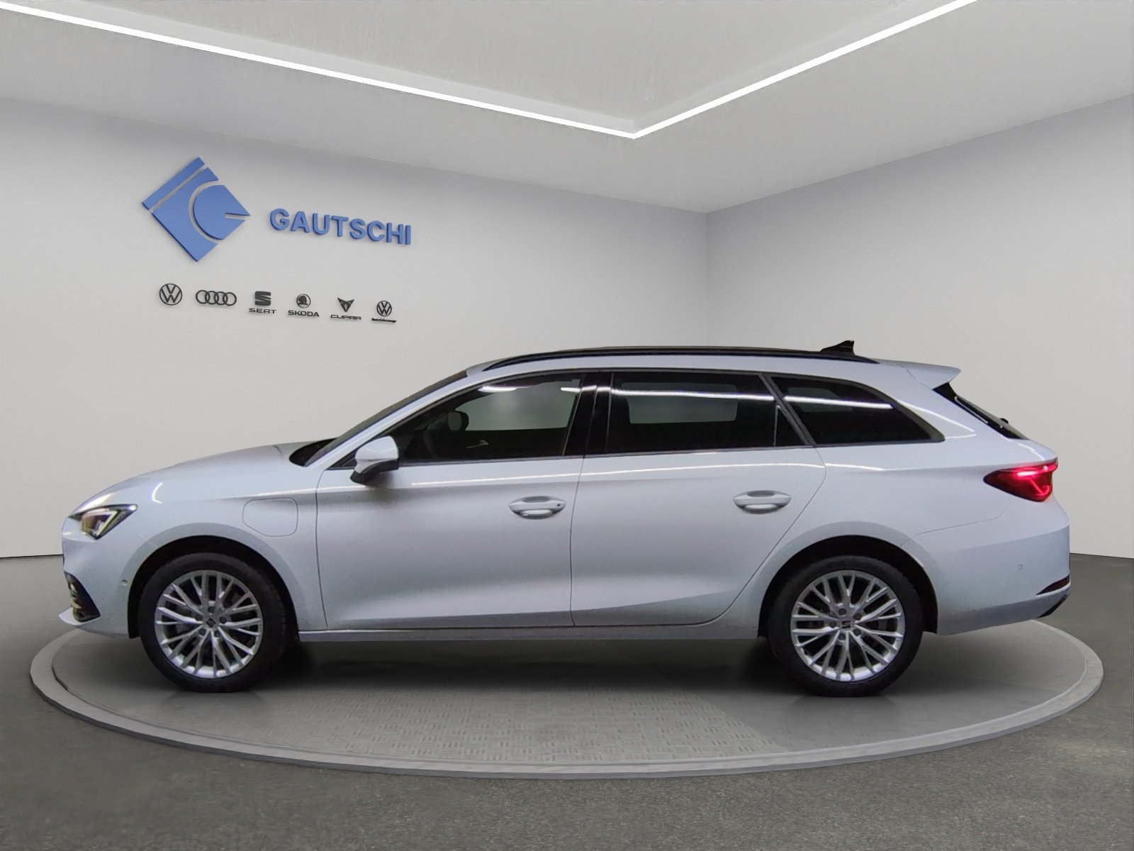 SEAT Leon ST 1.5 eHybrid pHEV DSG Style, Plug-in-Hybrid Petrol/Electric, New car, Automatic - 2