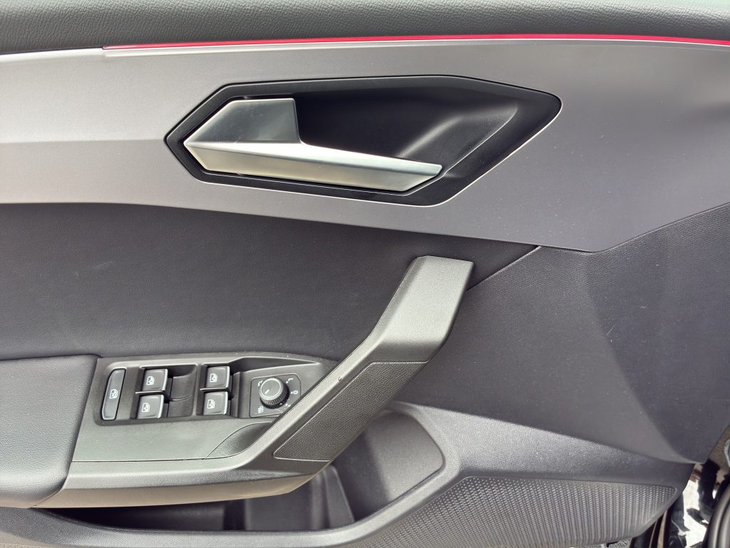 SEAT LEON 1.5 eTSI 150 FR DSG, Mild-Hybrid Benzin/Elektro, Occasion / Gebraucht, Automatik - 7