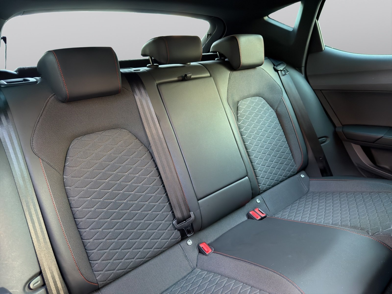 SEAT Leon 1.5 eTSI mHEV DSG FR, Mild-Hybrid Benzin/Elektro, Occasion / Gebraucht, Automatik - 4