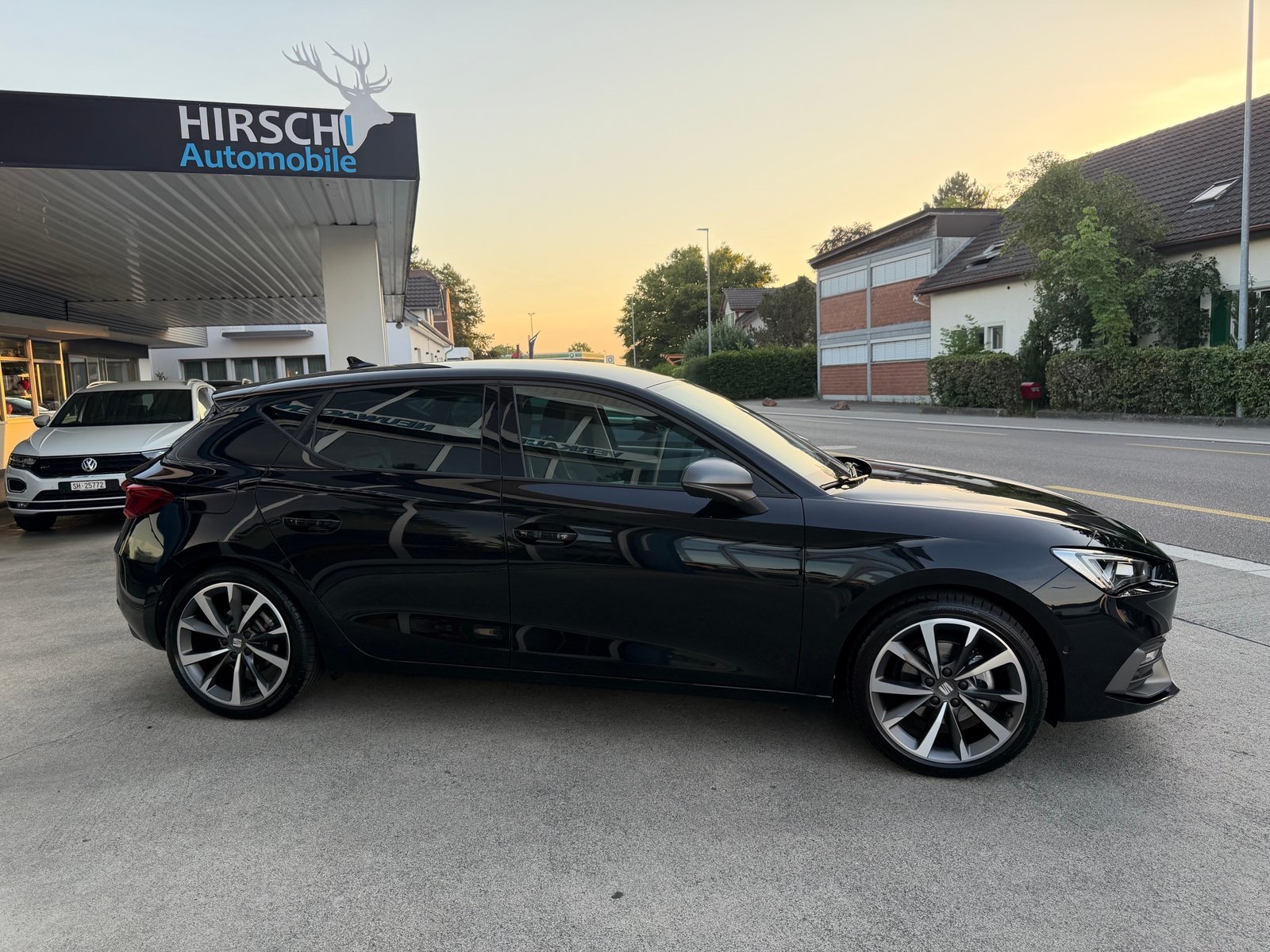 SEAT Leon 1.5 eTSI mHEV DSG FR, Mild-Hybrid Petrol/Electric, Second hand / Used, Automatic - 2