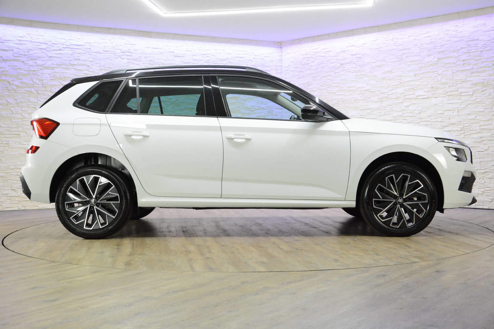 SKODA Kamiq 1.0 TSI Selection DSG, Petrol, New car, Automatic - 4