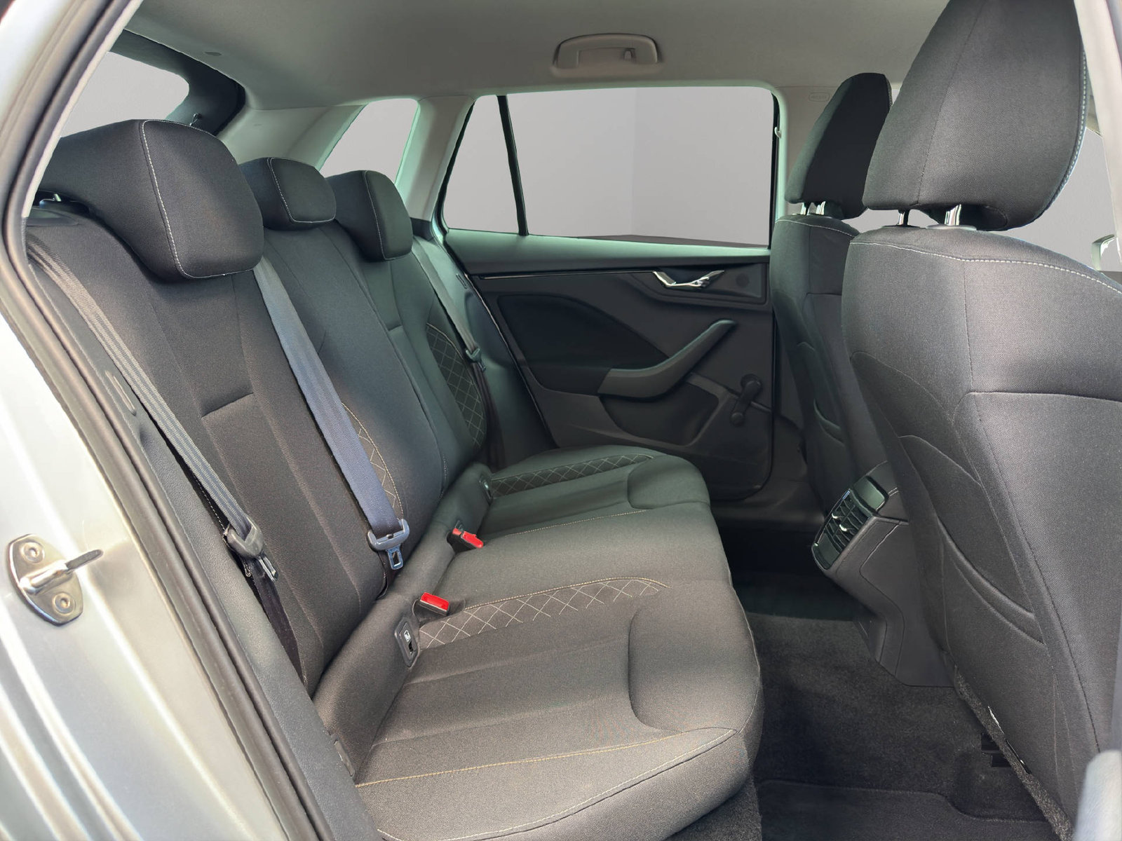 SKODA Kamiq 1.0 TSI Ambition DSG, Benzin, Occasion / Gebraucht, Automatik - 7
