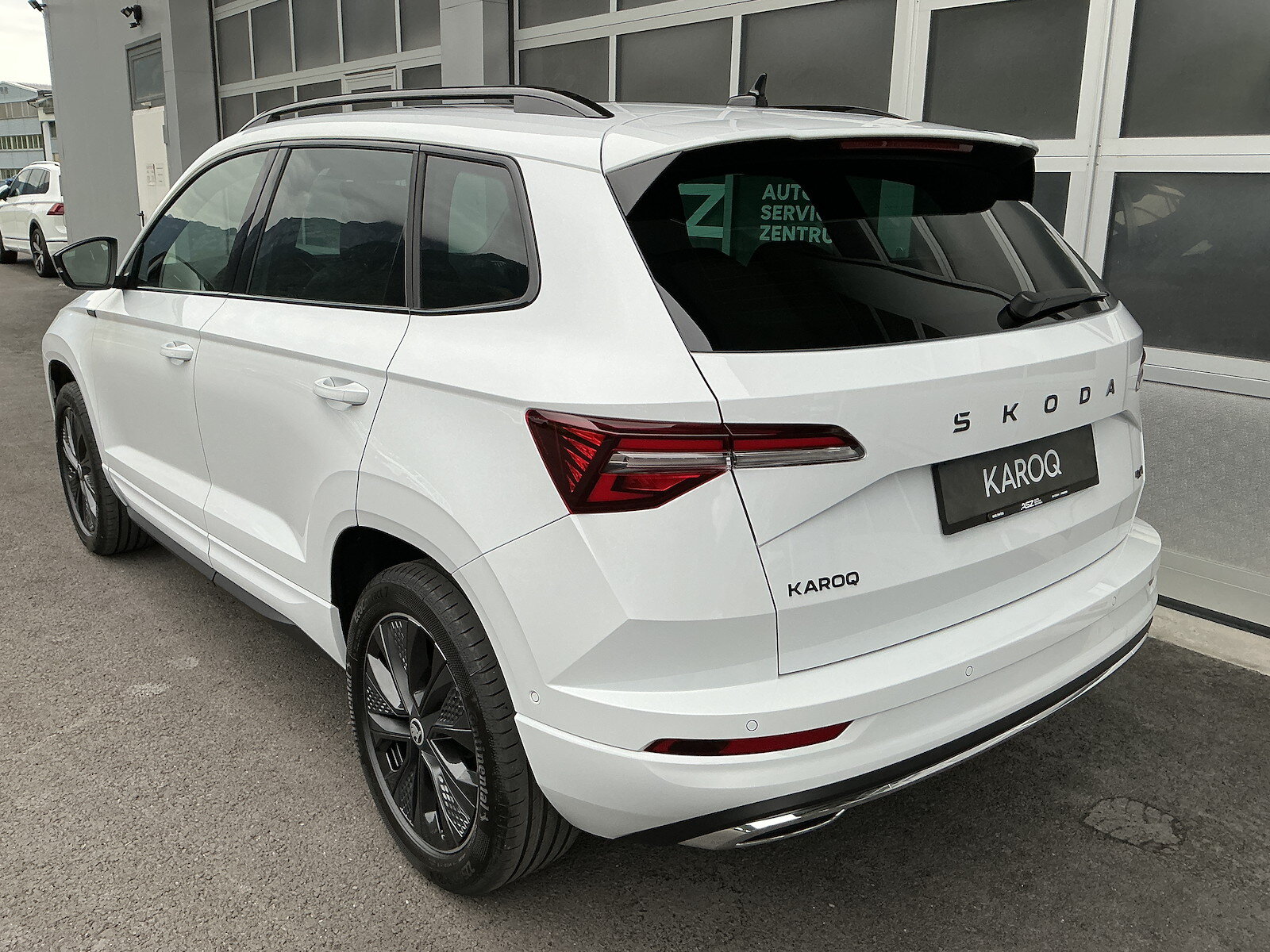 SKODA Karoq 2.0 TSI SportLine 4x4 DSG, Petrol, New car, Automatic - 2