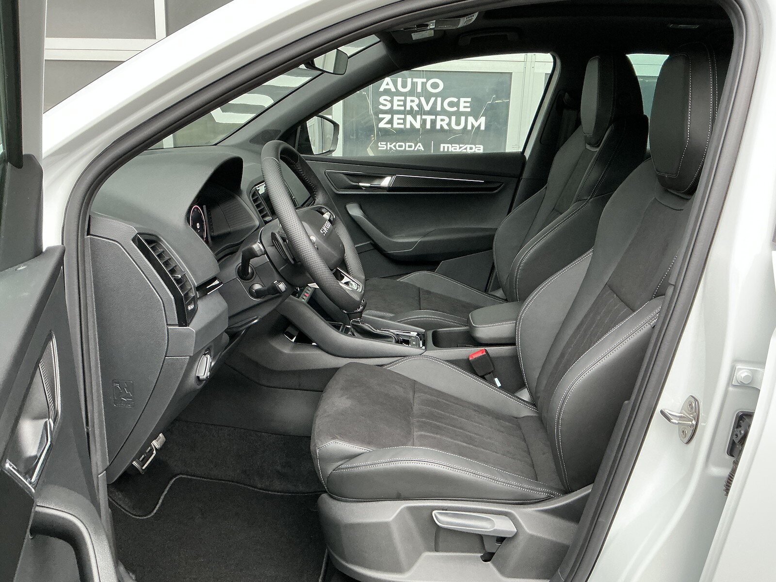 SKODA Karoq 2.0 TSI SportLine 4x4 DSG, Petrol, New car, Automatic - 7