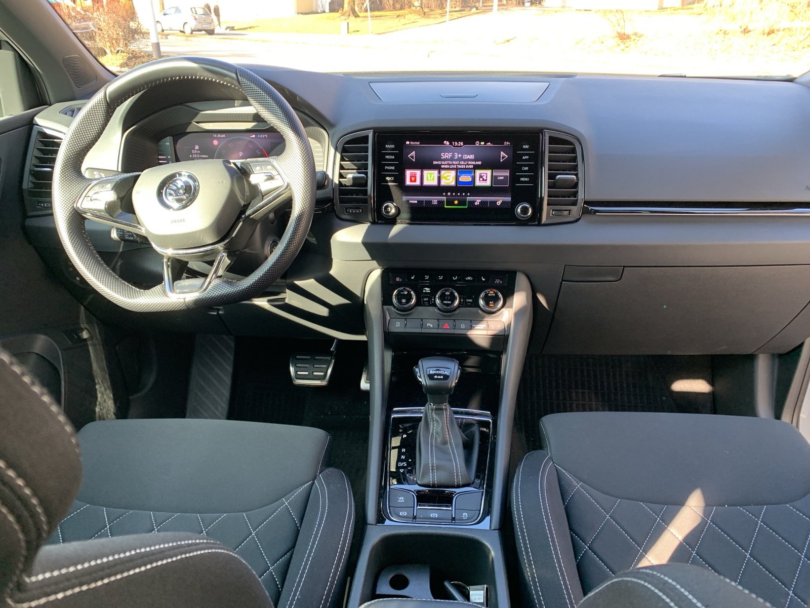 SKODA Karoq 2.0 TSI SportLine DSG 4x4, Benzin, Occasion / Gebraucht, Automatik - 7
