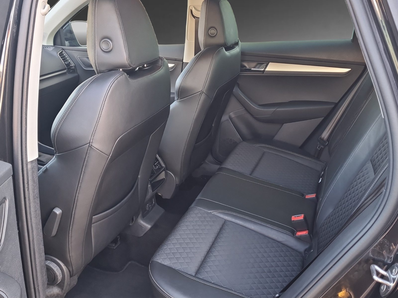 SKODA KAROQ Smile 4x4 (Netto), Diesel, Occasion / Gebraucht, Automatik - 7