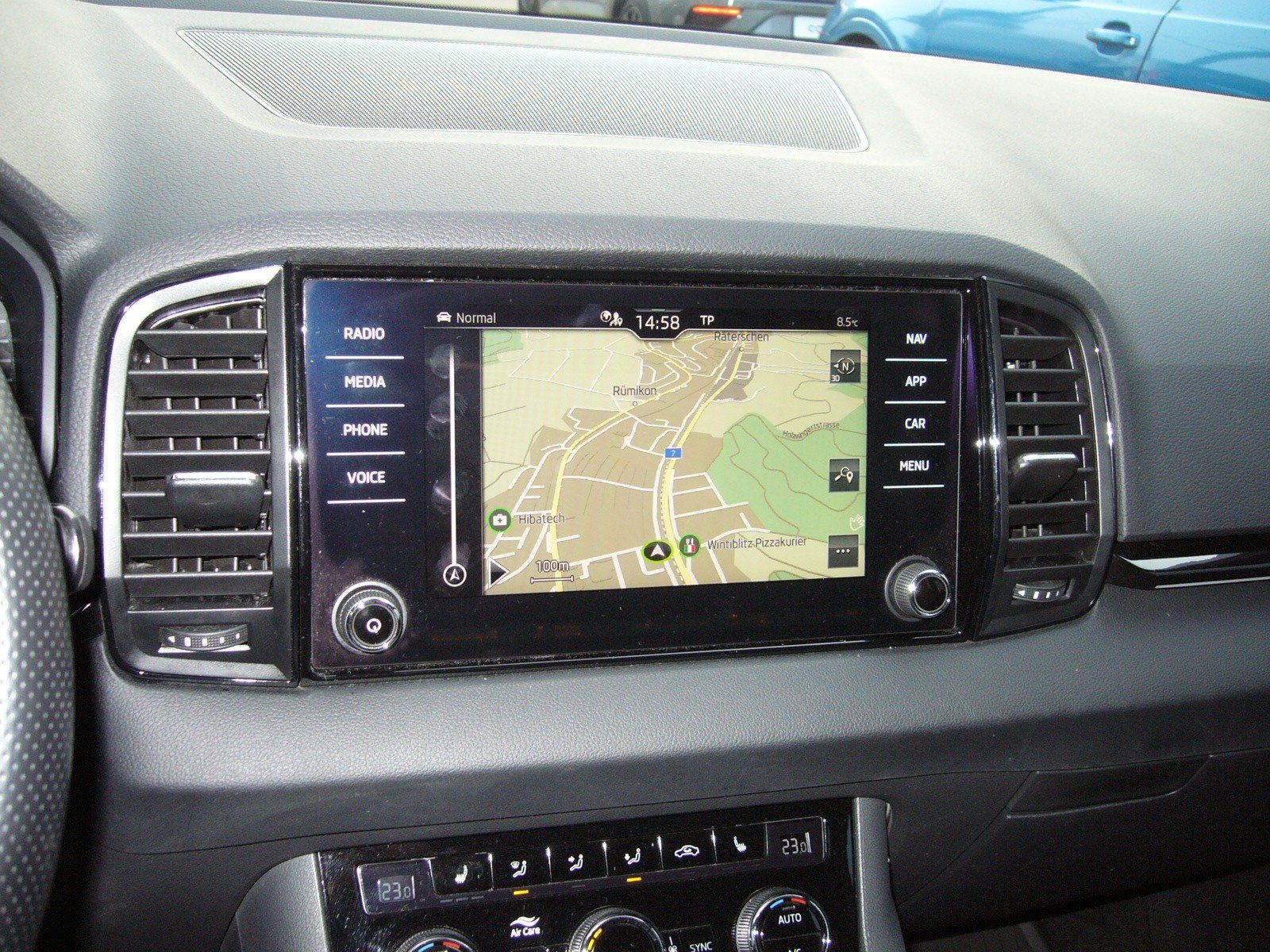 SKODA Karoq 1.5 TSI ACT SportLine DSG, Benzin, Occasion / Gebraucht, Automatik - 7