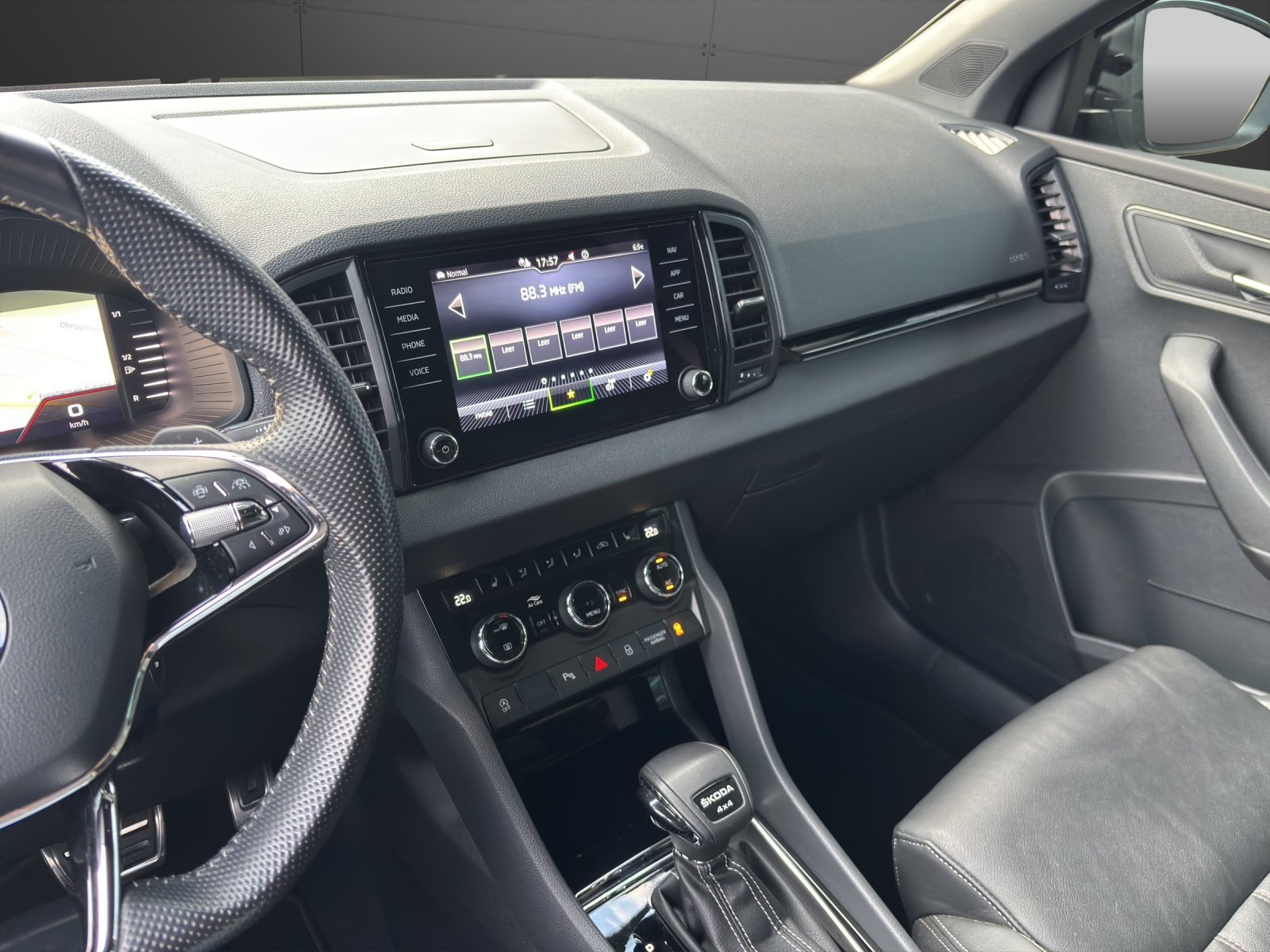 SKODA Karoq 2.0 TSI SportLine 4x4 DSG, Benzin, Occasion / Gebraucht, Automatik - 4
