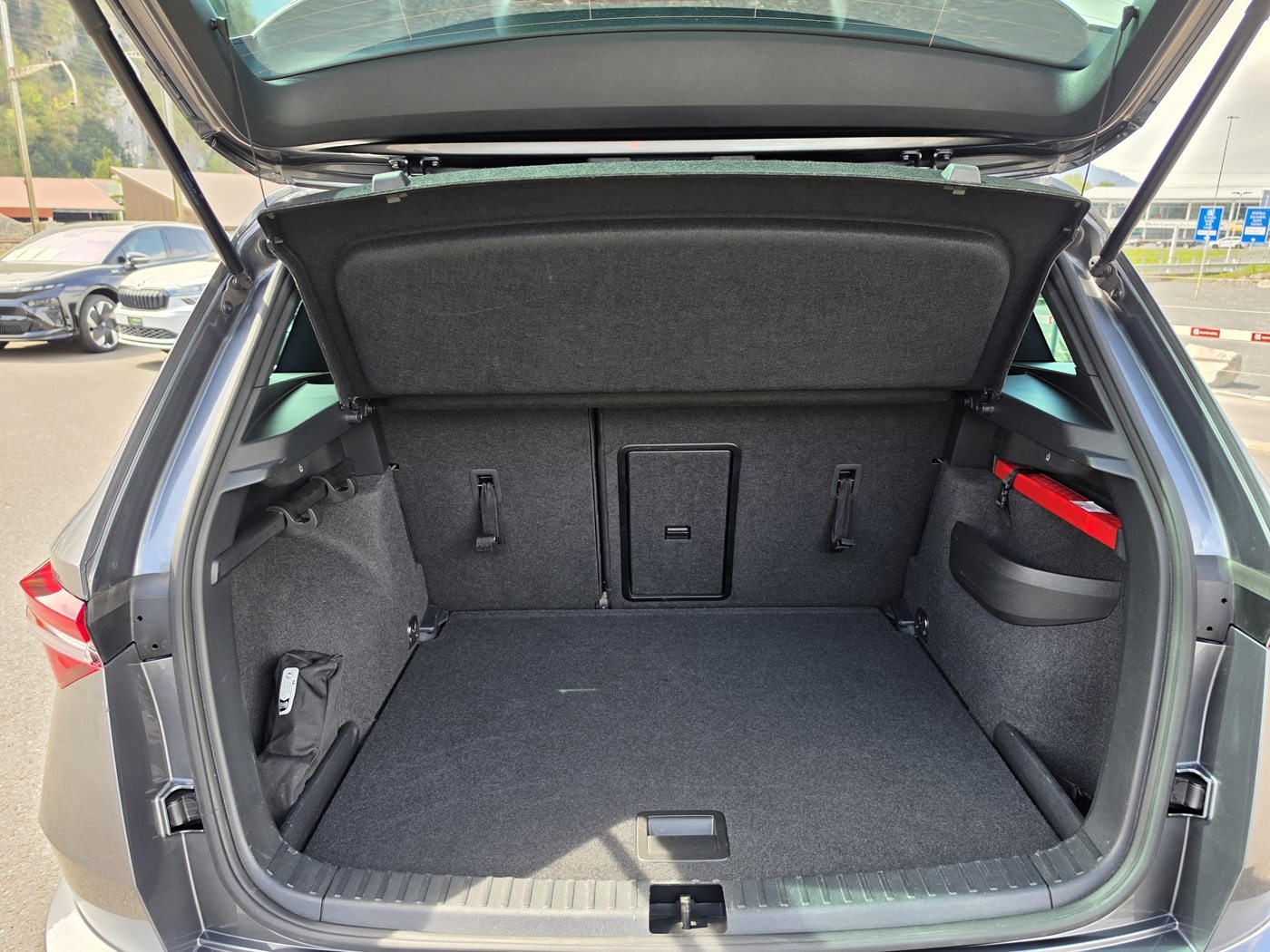 SKODA Karoq Sportline, Benzin, Occasion / Gebraucht, Automatik - 7
