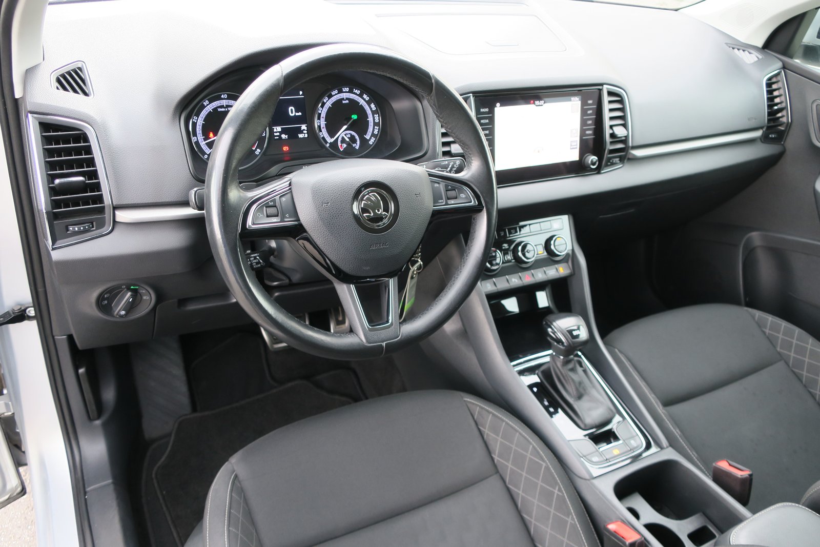 SKODA Karoq 1.5 TSI ACT 150PS SportLine DSG 7-Gang, Petrol, Second hand / Used, Automatic - 6