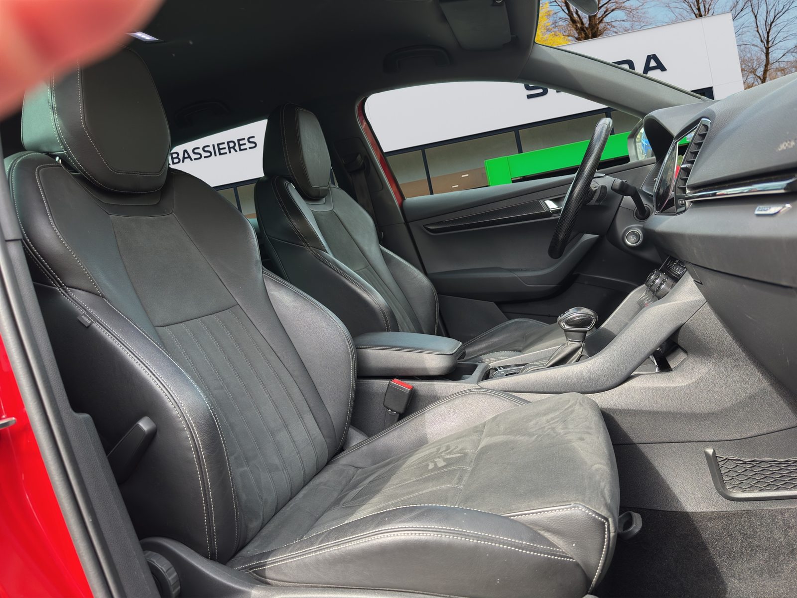 SKODA KAROQ SportLine, Benzin, Occasion / Gebraucht, Automatik - 4