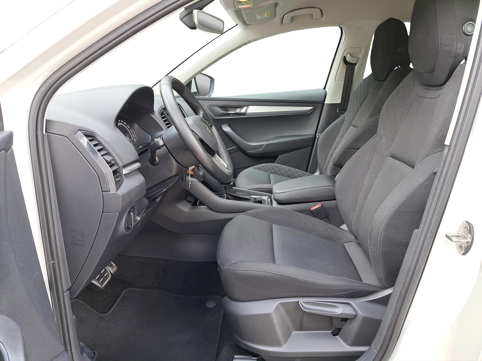 SKODA Karoq 1.0 TSI Ambition DSG, Benzin, Occasion / Gebraucht, Automatik - 7