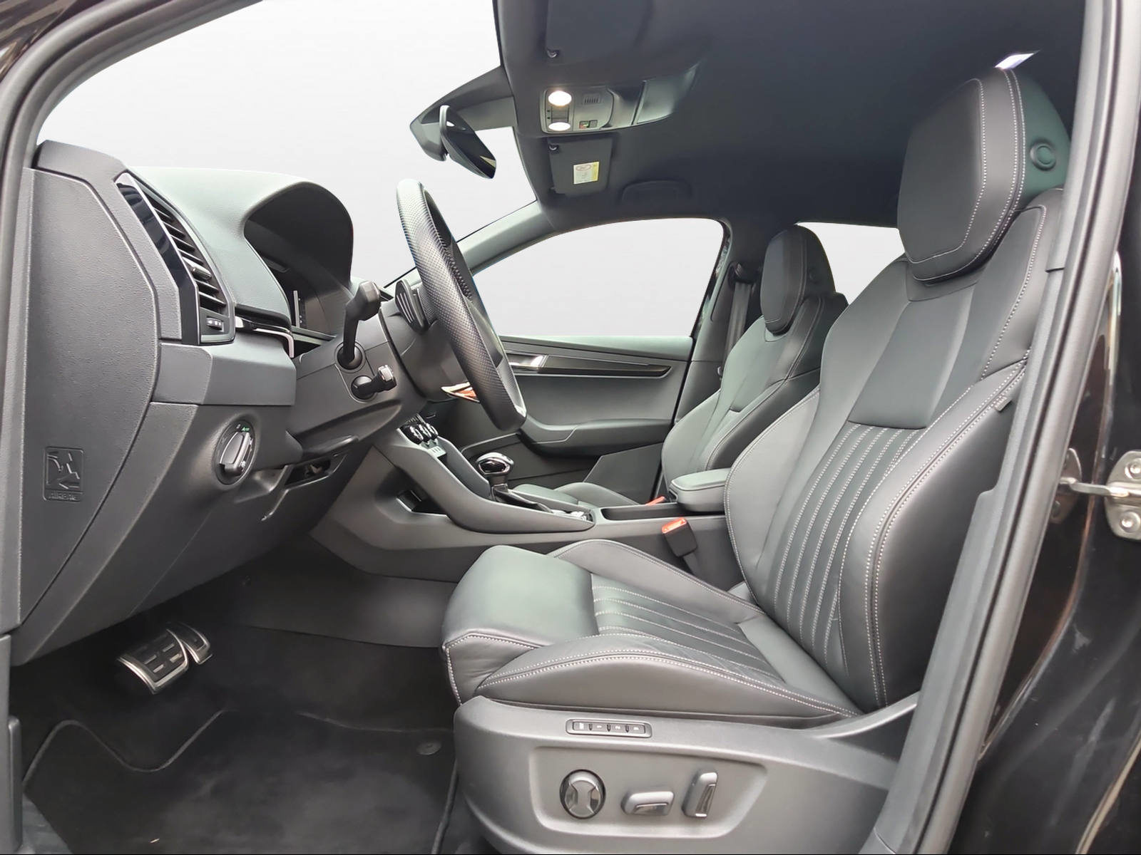 SKODA Karoq SportLine, Benzin, Occasion / Gebraucht, Automatik - 7