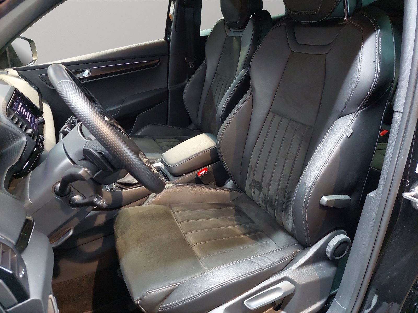 SKODA Karoq 2.0 TSI SportLine 4x4 DSG, Benzin, Occasion / Gebraucht, Automatik - 6