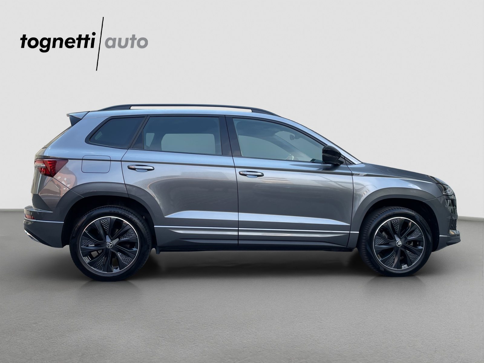 SKODA NEW KAROQ SportLine, Petrol, Second hand / Used, Automatic - 3