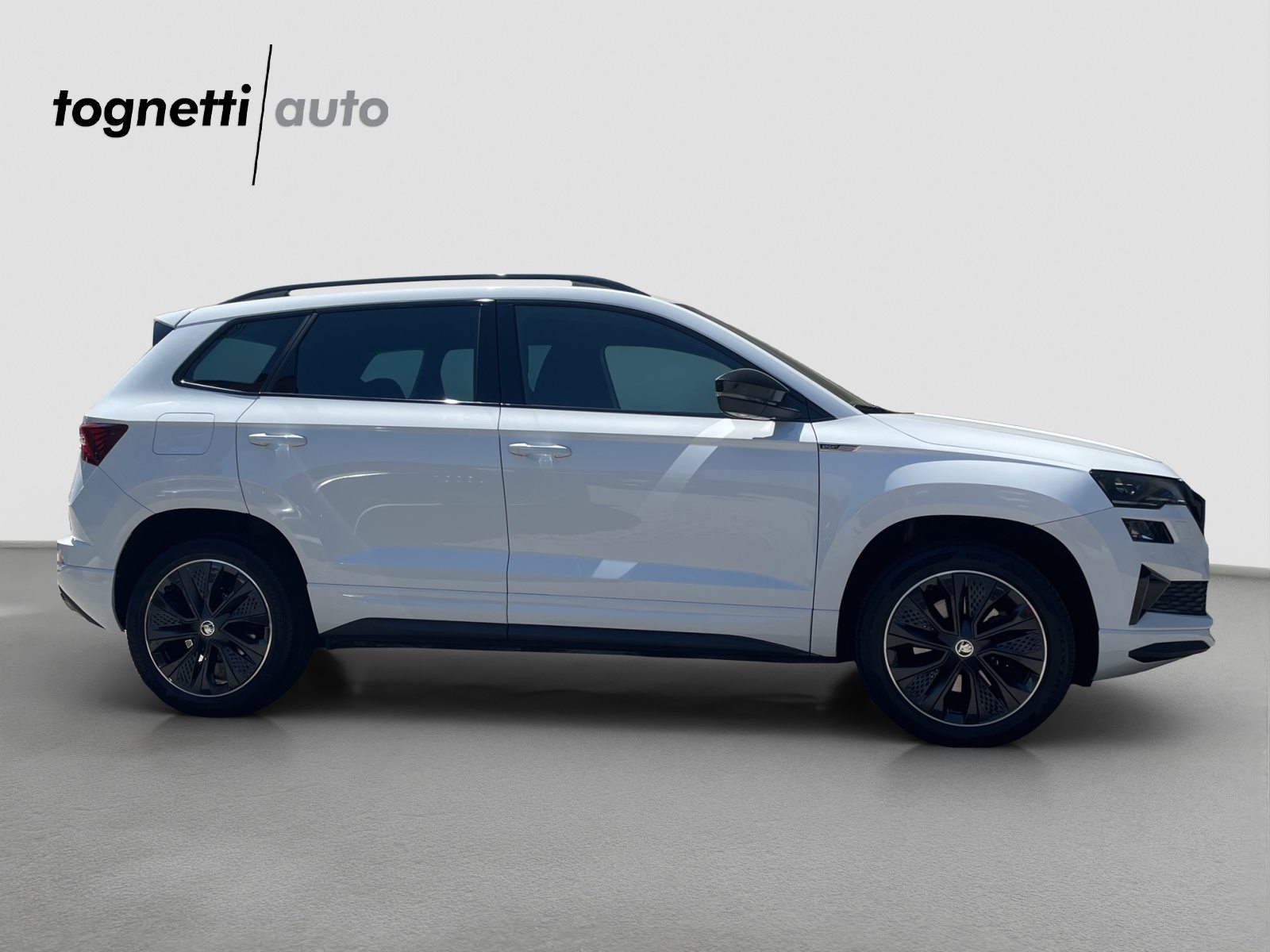 SKODA NEW KAROQ SportLine, Petrol, Second hand / Used, Automatic - 3