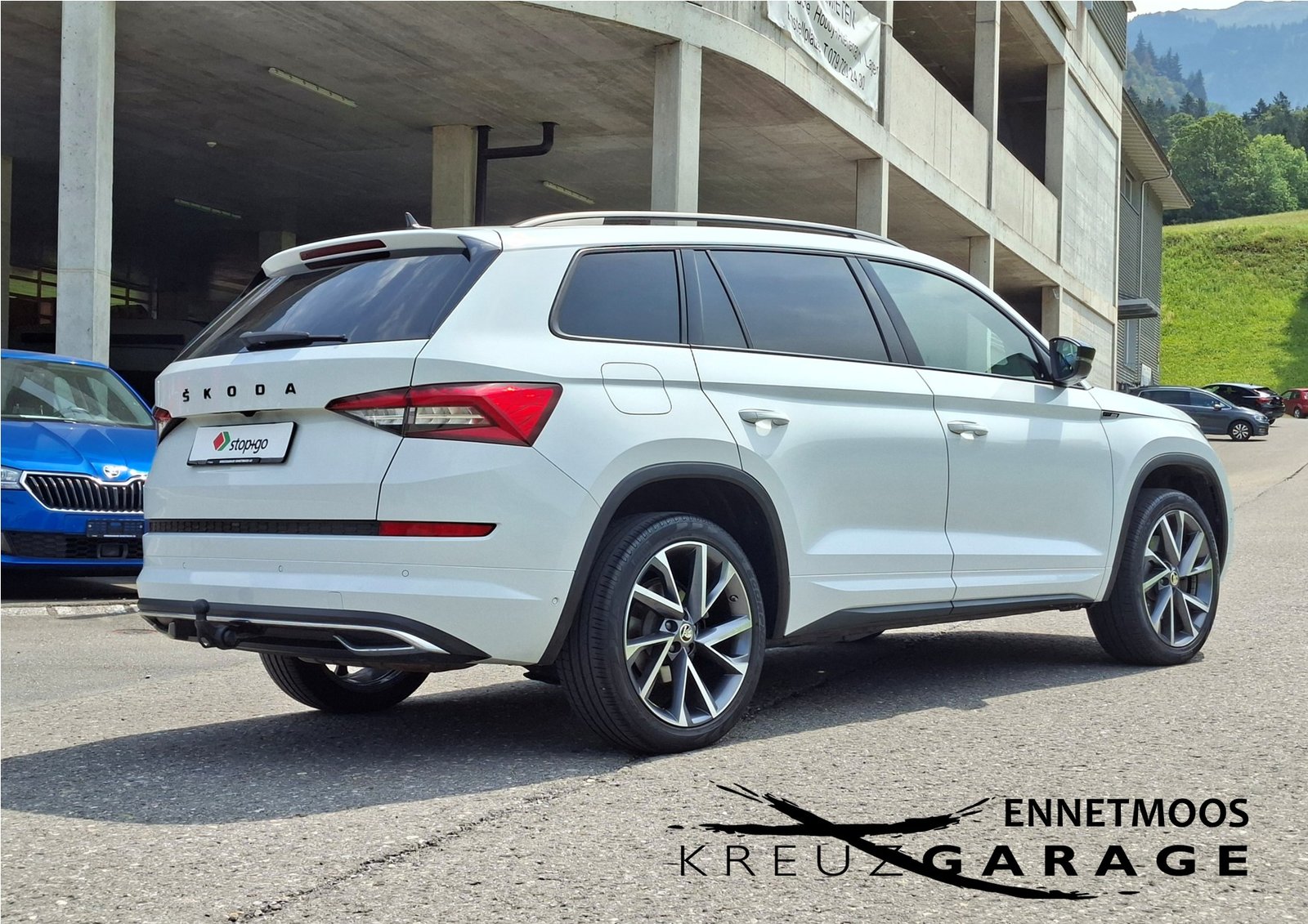 SKODA Kodiaq 2.0 TSI 4x4 Sport Line *8-fach bereift+AHK+Pano, Benzin, Occasion / Gebraucht, Automatik - 7