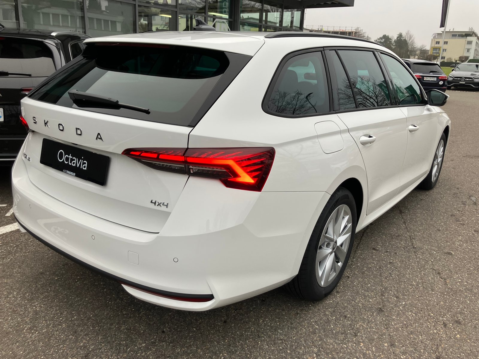 SKODA Octavia Combi 2.0 TSI DSG Selection 4x4, Petrol, New car, Automatic - 5