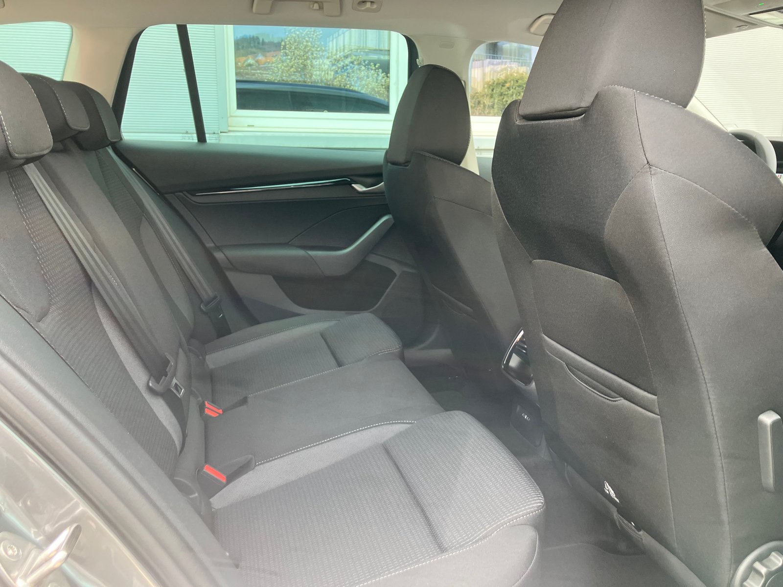 SKODA Octavia Combi 2.0 TSI DSG Selection 4x4, Essence, Voiture nouvelle, Automatique - 7