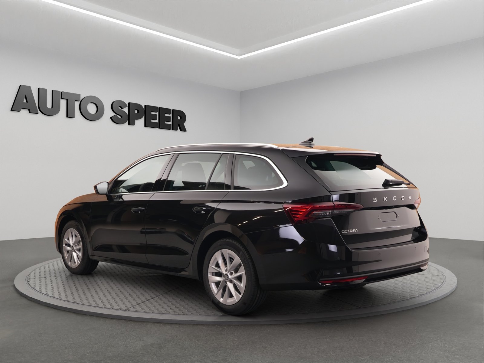 SKODA Octavia Combi 1.5 TSI mHEV DSG Selection, Mild-Hybrid Petrol/Electric, New car, Automatic - 2
