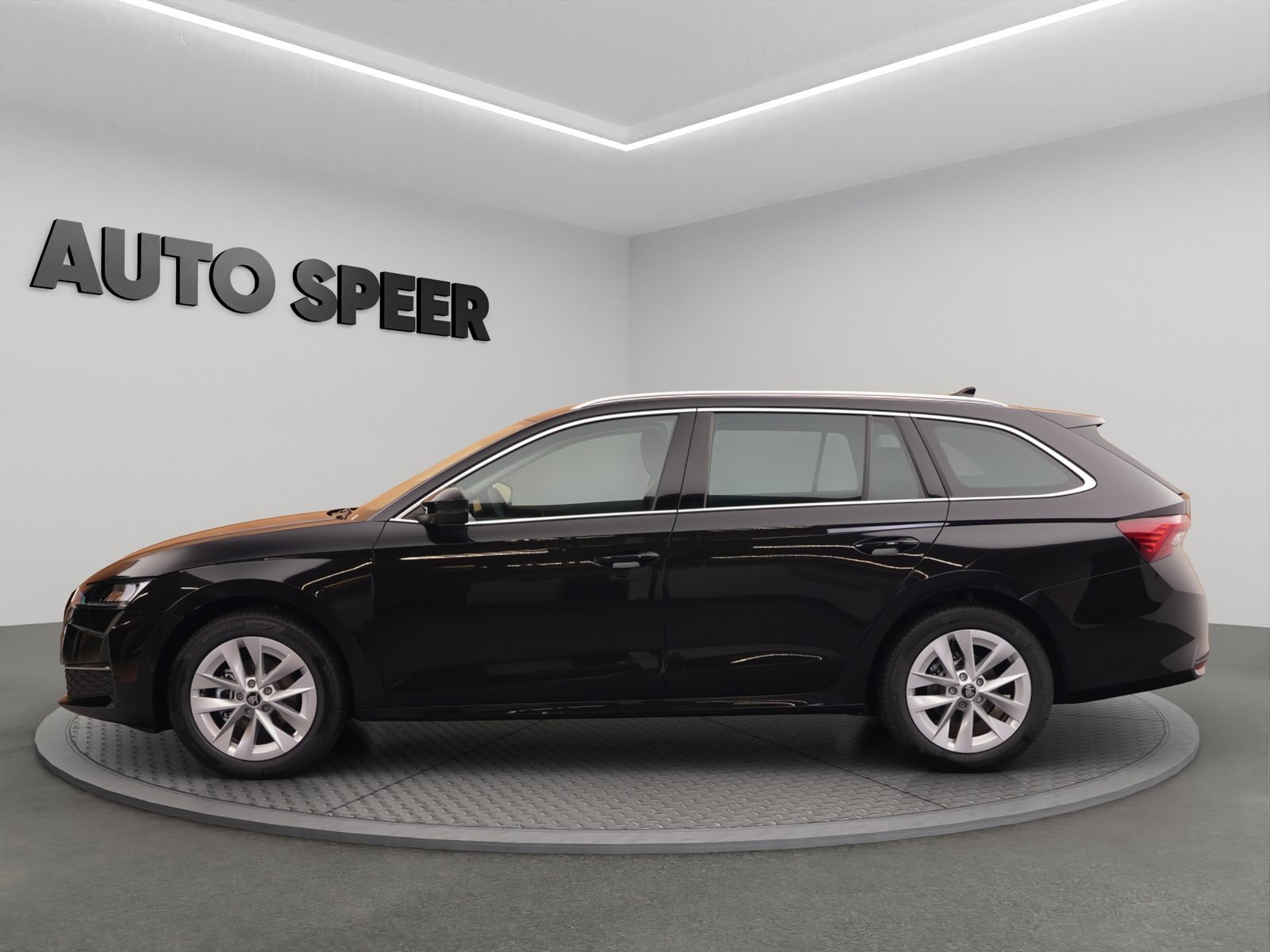 SKODA Octavia Combi 1.5 TSI mHEV DSG Selection, Mild-Hybrid Petrol/Electric, New car, Automatic - 4