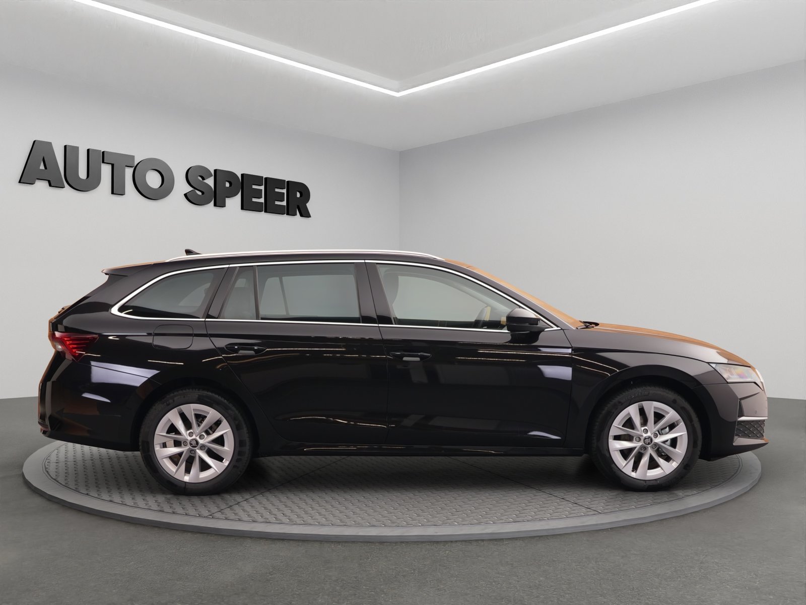 SKODA Octavia Combi 1.5 TSI mHEV DSG Selection, Mild-Hybrid Petrol/Electric, New car, Automatic - 5