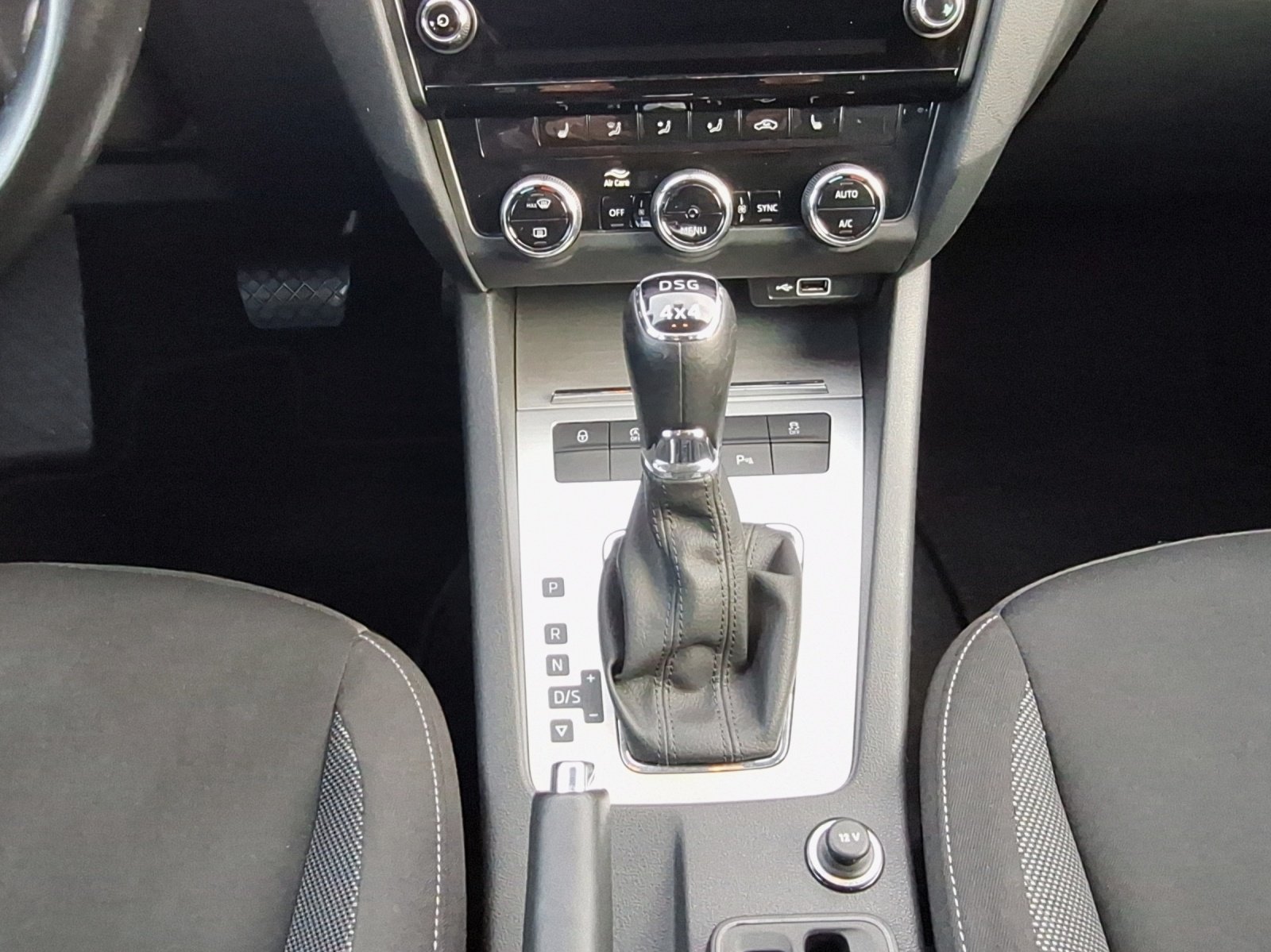 SKODA Octavia Combi 2.0 TDI 184 Ambition 4x4 DSG, Diesel, Occasion / Gebraucht, Automat - 7