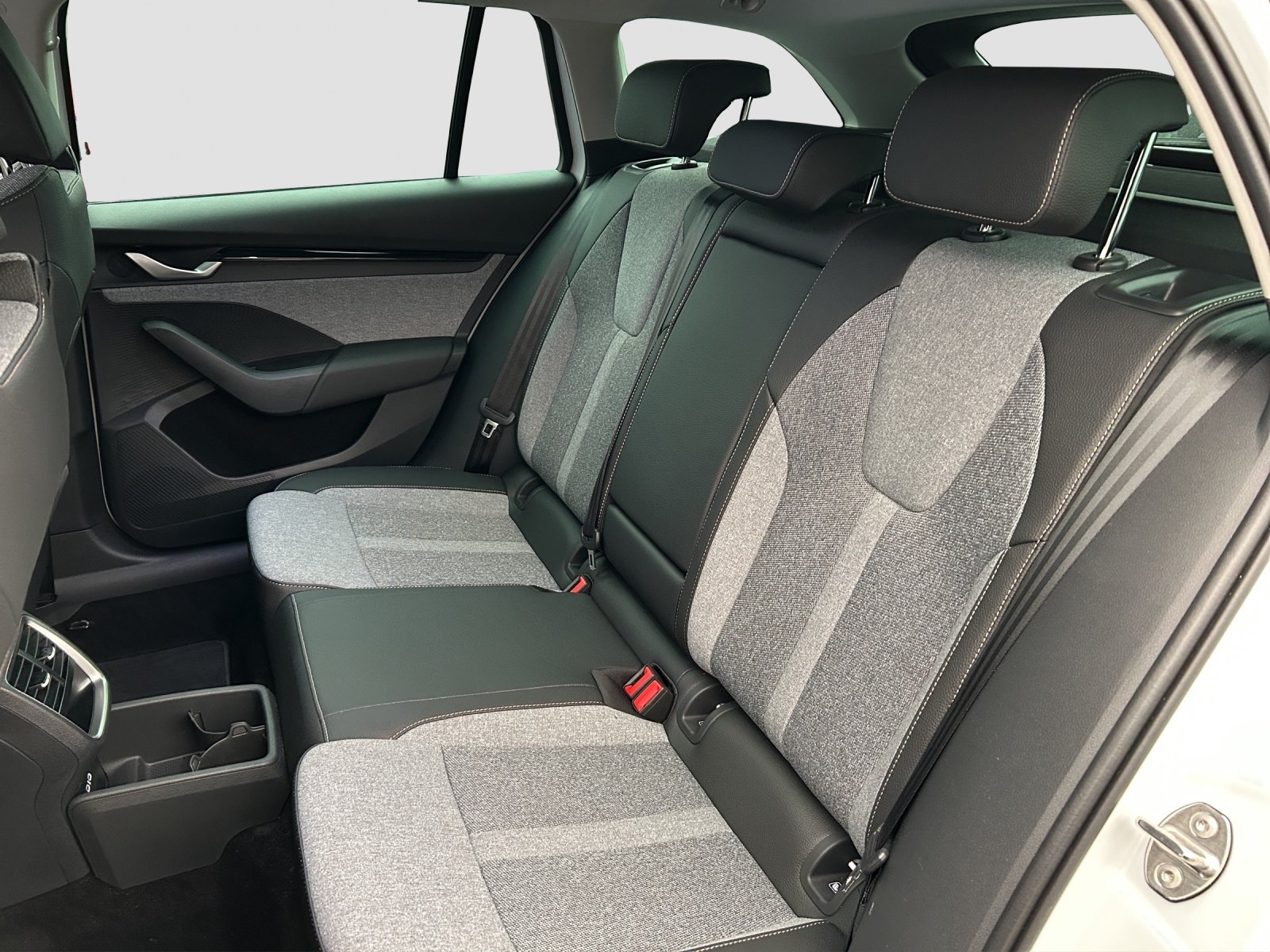 SKODA Octavia Combi 1.5 TSI mHEV DSG Selection - Anhängevor, Mild-Hybrid Petrol/Electric, Second hand / Used, Automatic - 7