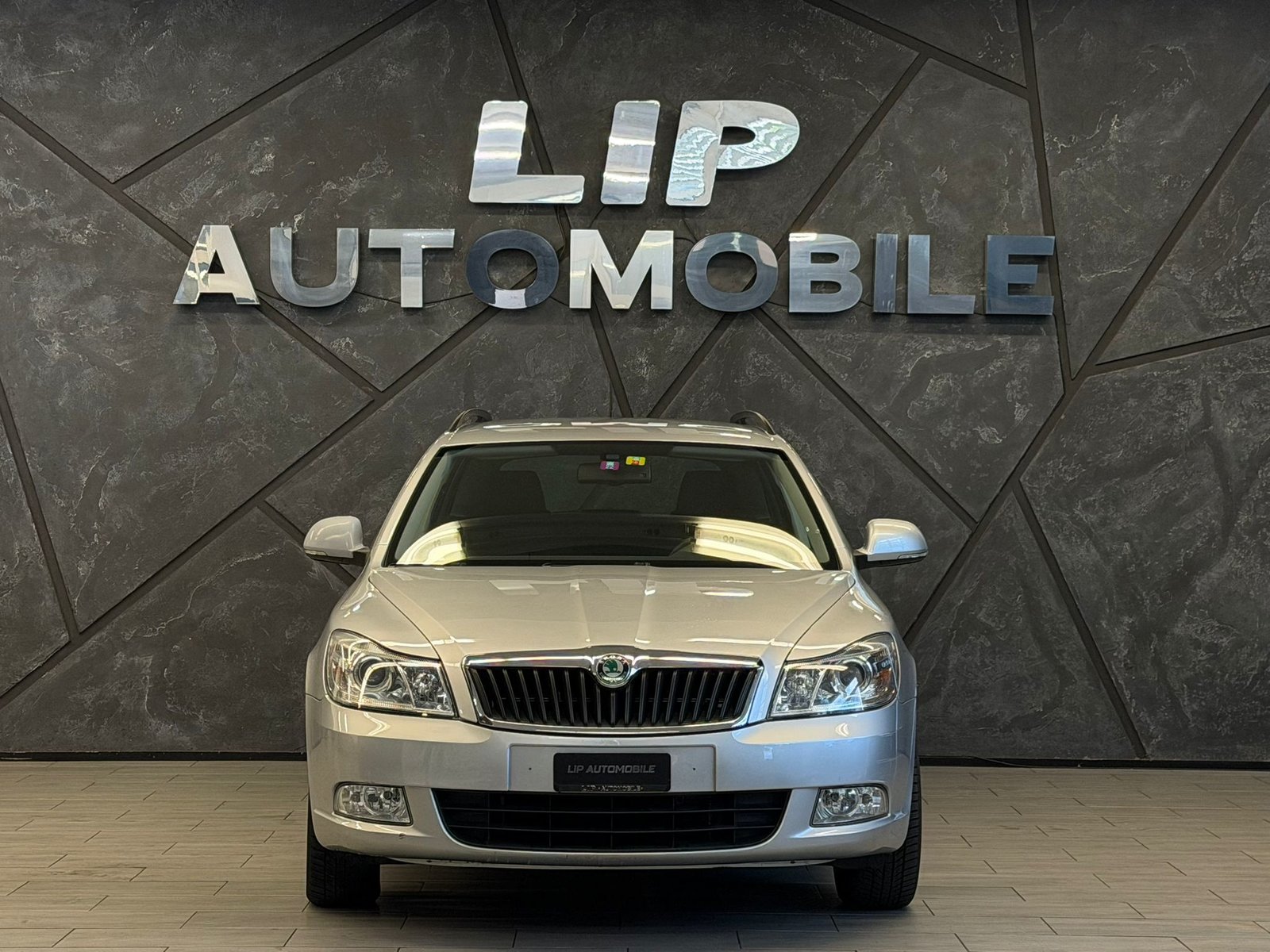 SKODA Octavia Combi 1.6 TDI Ambiente DSG, Diesel, Second hand / Used, Automatic - 2