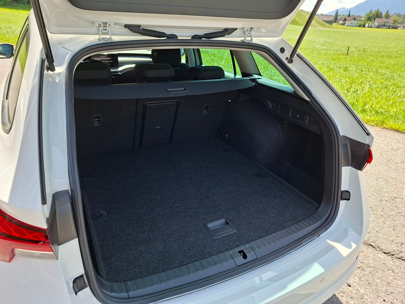 SKODA Octavia Combi 1.5 TSI mHEV DSG Ambition *8-fach bereif, Hybride Léger Essence/Électricité, Occasion / Utilisé, Automatique - 7