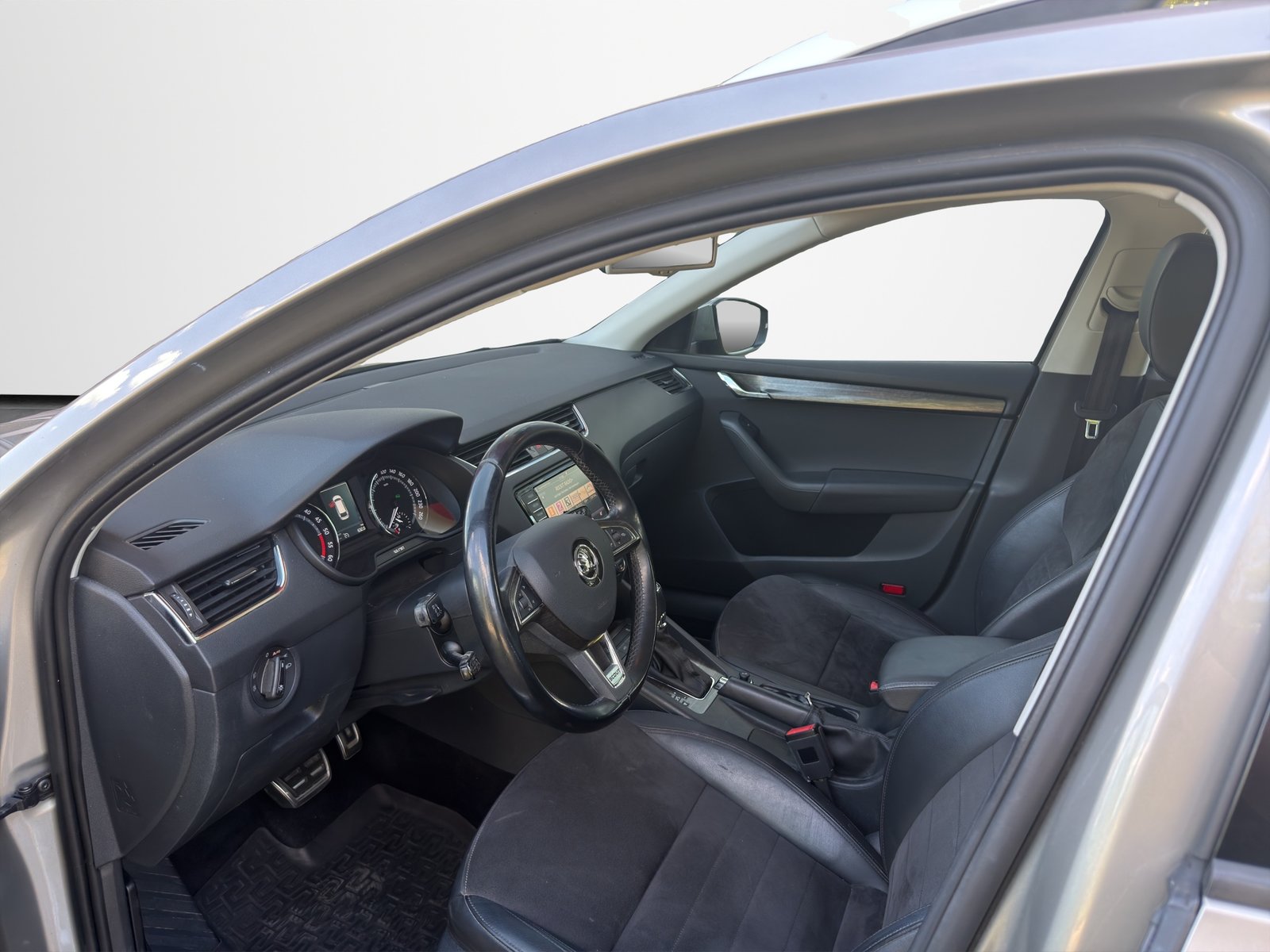 SKODA Octavia Combi 2.0 TDI Scout 4x4 DSG, Diesel, Occasion / Gebraucht, Automatik - 7