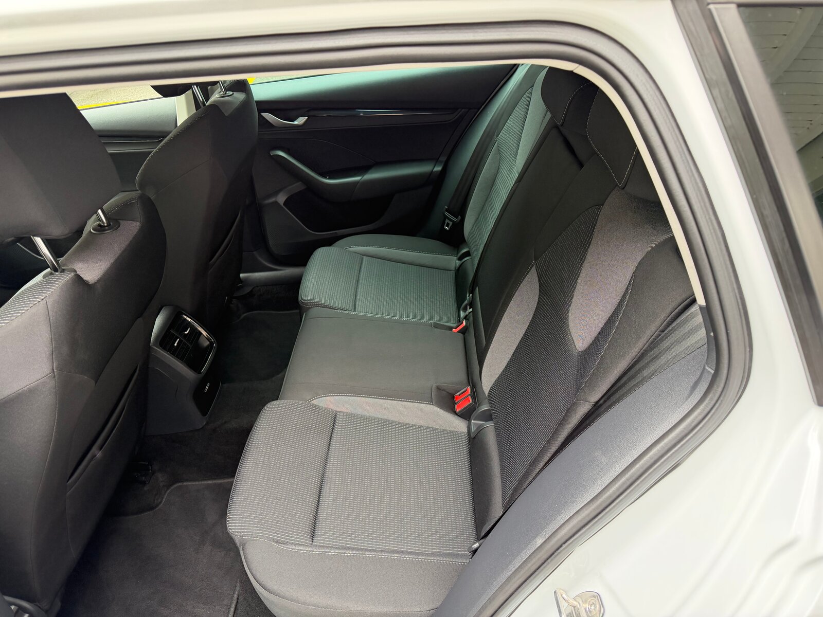 SKODA Octavia Combi 1.5 TSI mHEV DSG Selection, Mild-Hybrid Benzin/Elektro, Occasion / Gebraucht, Automatik - 7