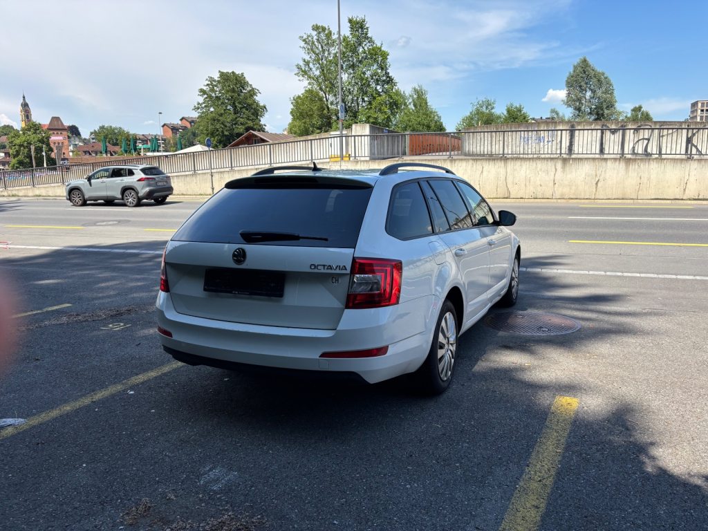 SKODA OCTAVIA 1.6 TDI 105 Swiss Edition DSG, Diesel, Occasion / Utilisé, Automatique - 3