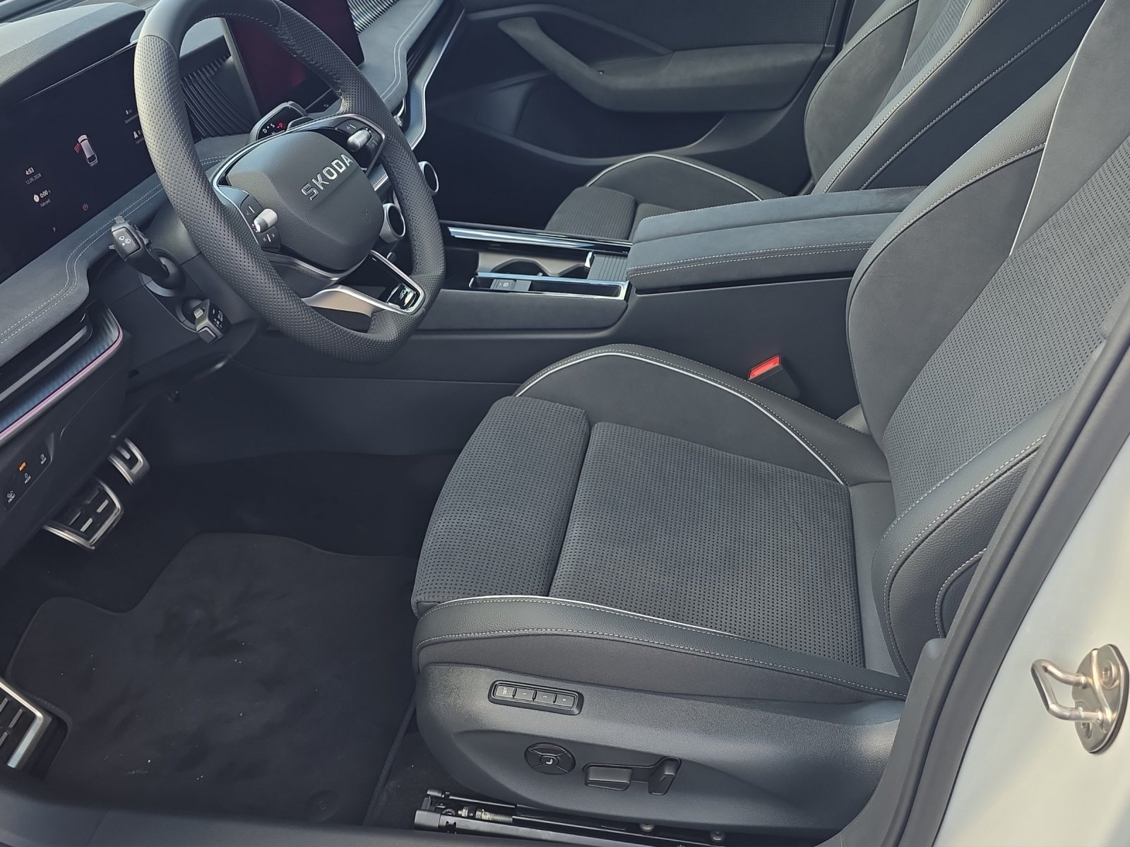 SKODA Superb Combi 1.5 TSI PHEV Sportline DSG, Plug-in-Hybrid Petrol/Electric, New car, Automatic - 4