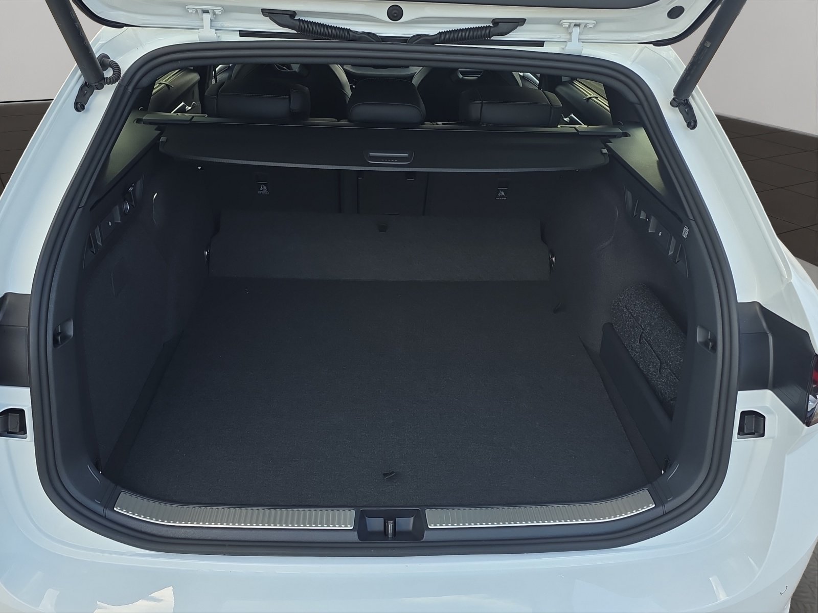 SKODA Superb Combi 1.5 TSI PHEV Sportline DSG, Plug-in-Hybrid Petrol/Electric, New car, Automatic - 6