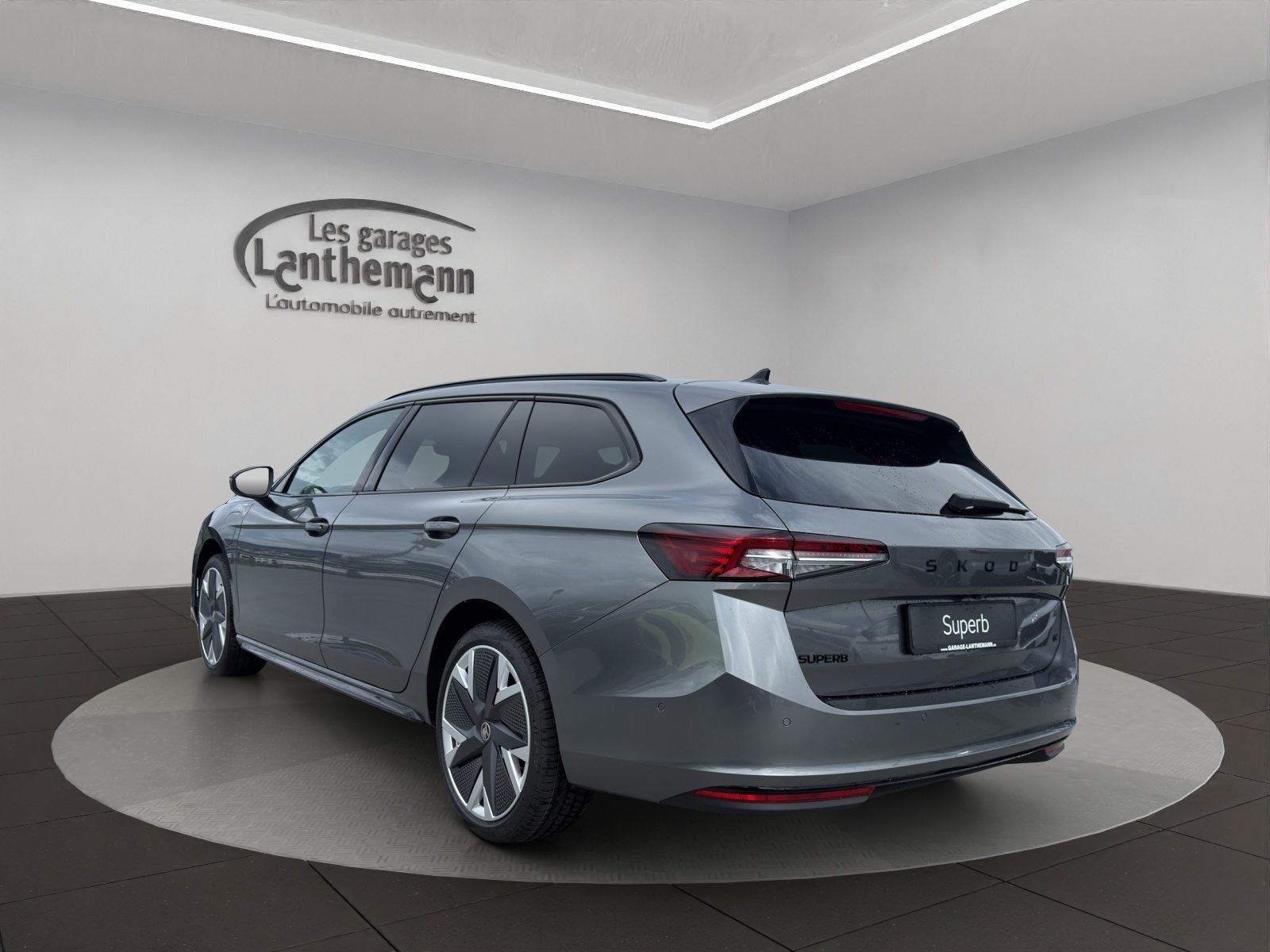 SKODA Superb iV Sportline, Full-Hybrid Petrol/Electric, New car, Automatic - 3